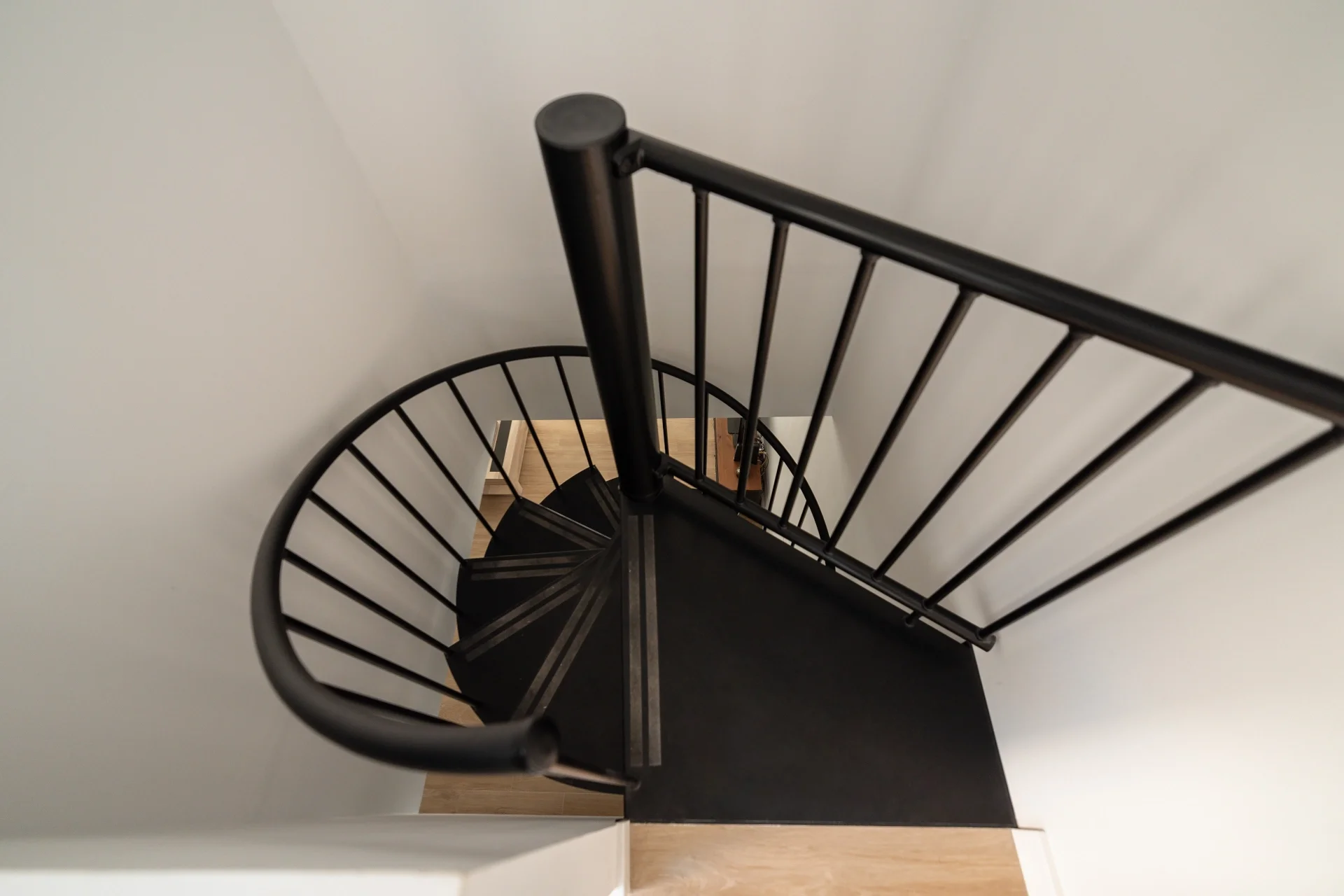 esvibar-arquitectes-casa-seco-interior-escalera-sofisticada-vivienda-rehabilitacion-integral-vilareal-castellon-03.webp