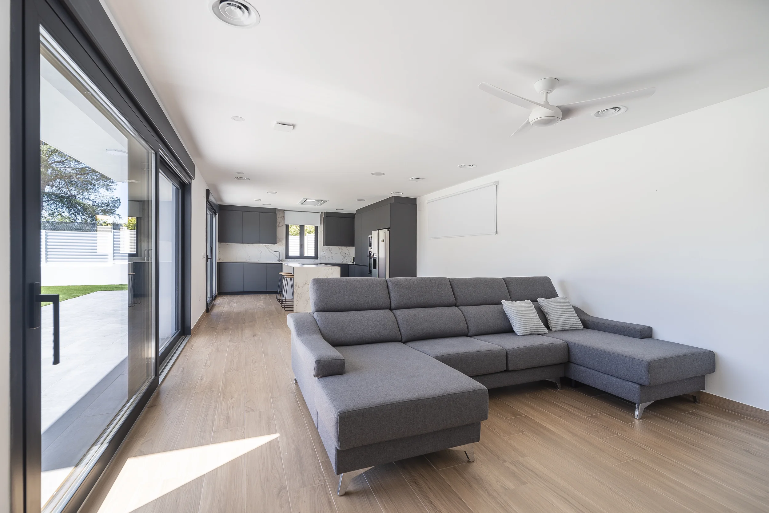esvibar-arquitectes-casa-ian-salon-luminoso-vivienda-obra-nueva-castellon-01.webp