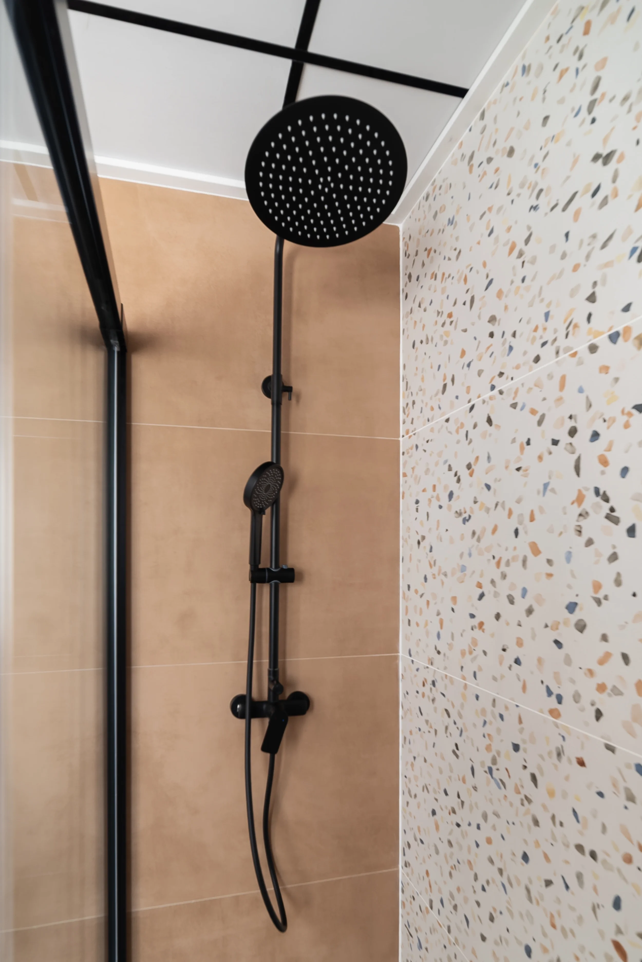 esvibar-arquitectes-casa-nupaes-baño-ducha-moderna-vivienda-rehabilitacion-vilareal-castellon.webp