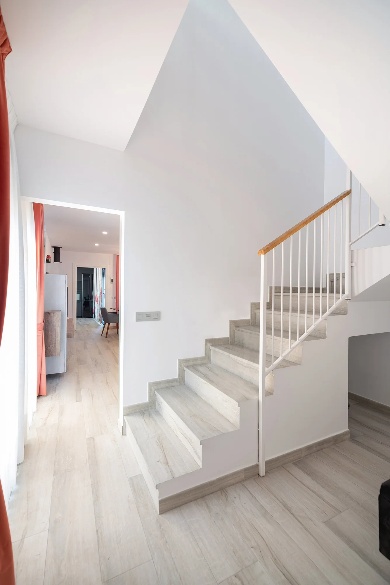 esvibar-arquitectes-villa-luca-escaleras-funcionales-vivienda-obra-nueva-castellon.webp