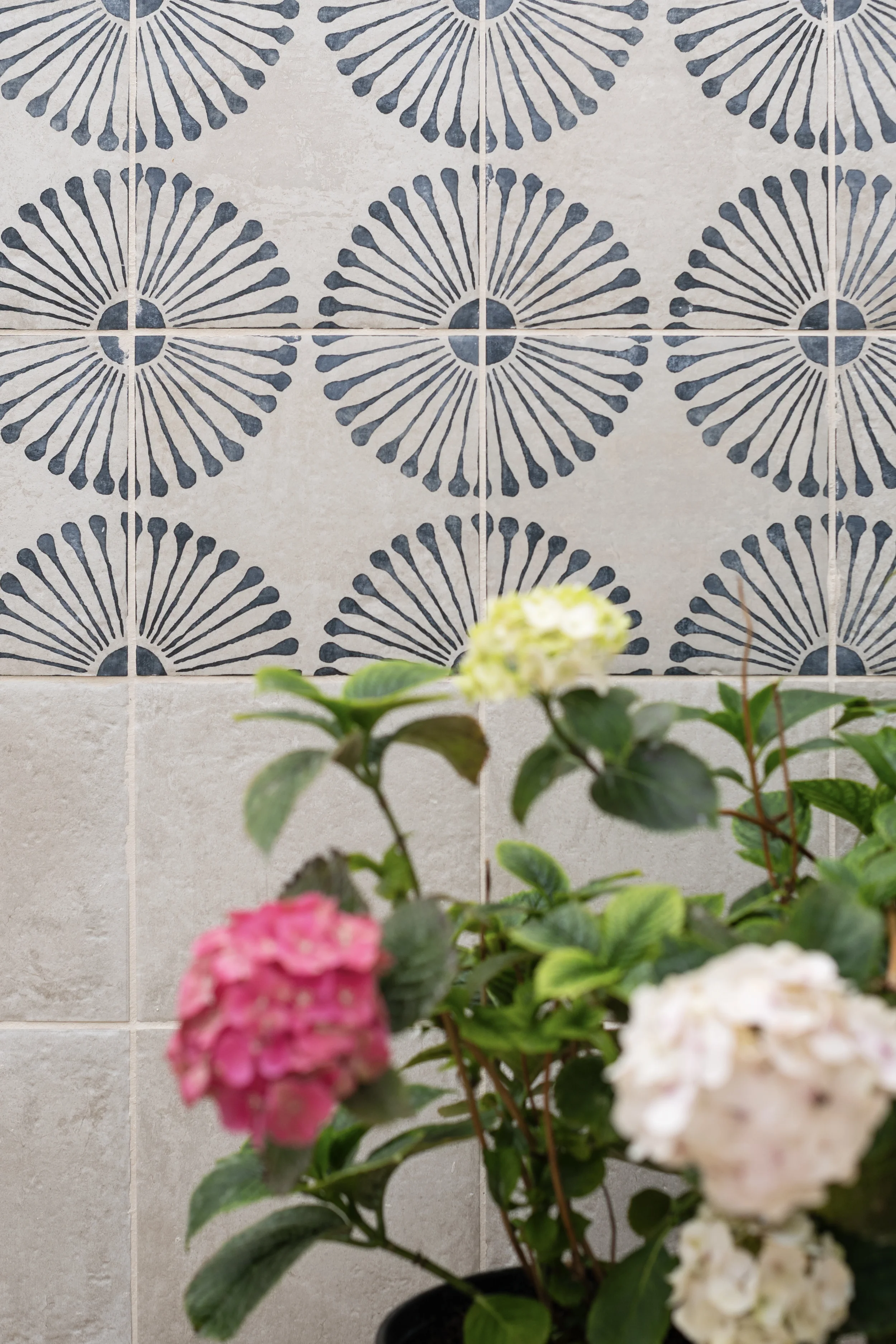 esvibar-arquitectes-casa-nupaes-patio-interior-azulejos-flores-rehabilitacion-vilareal-castellon.webp