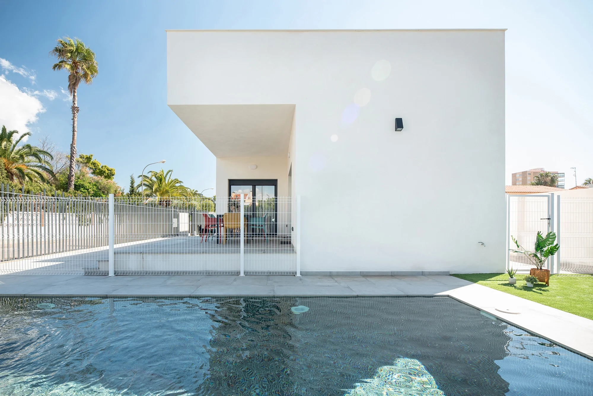 esvibar-arquitectes-villa-luca-exterior-piscina-minimalista-vivienda-obra-nueva-castellon.webp