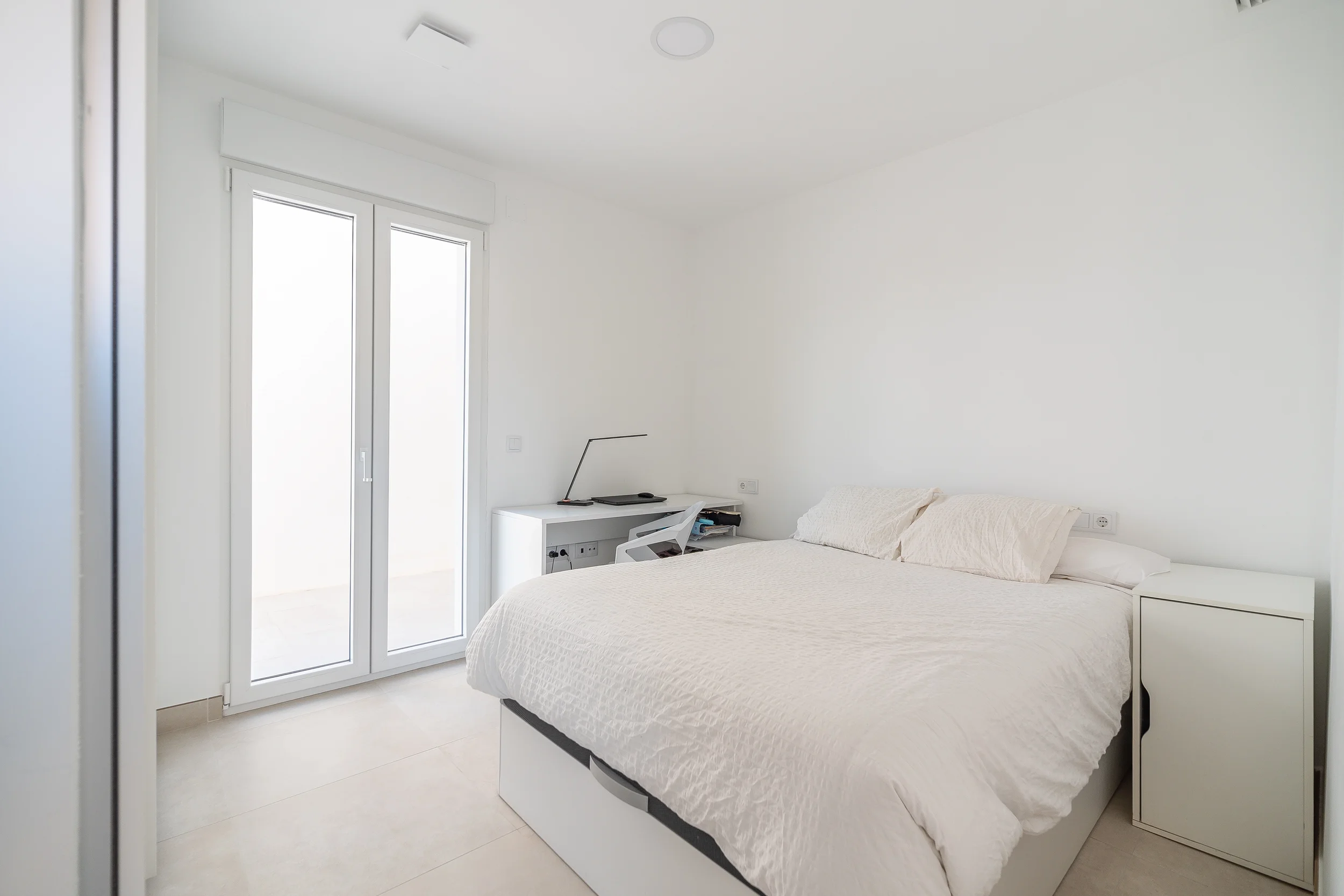 esvibar-arquitectes-casa-rio-dormitorio-invitados-acogedora-vivienda-obra-nueva-vilareal-01.webp