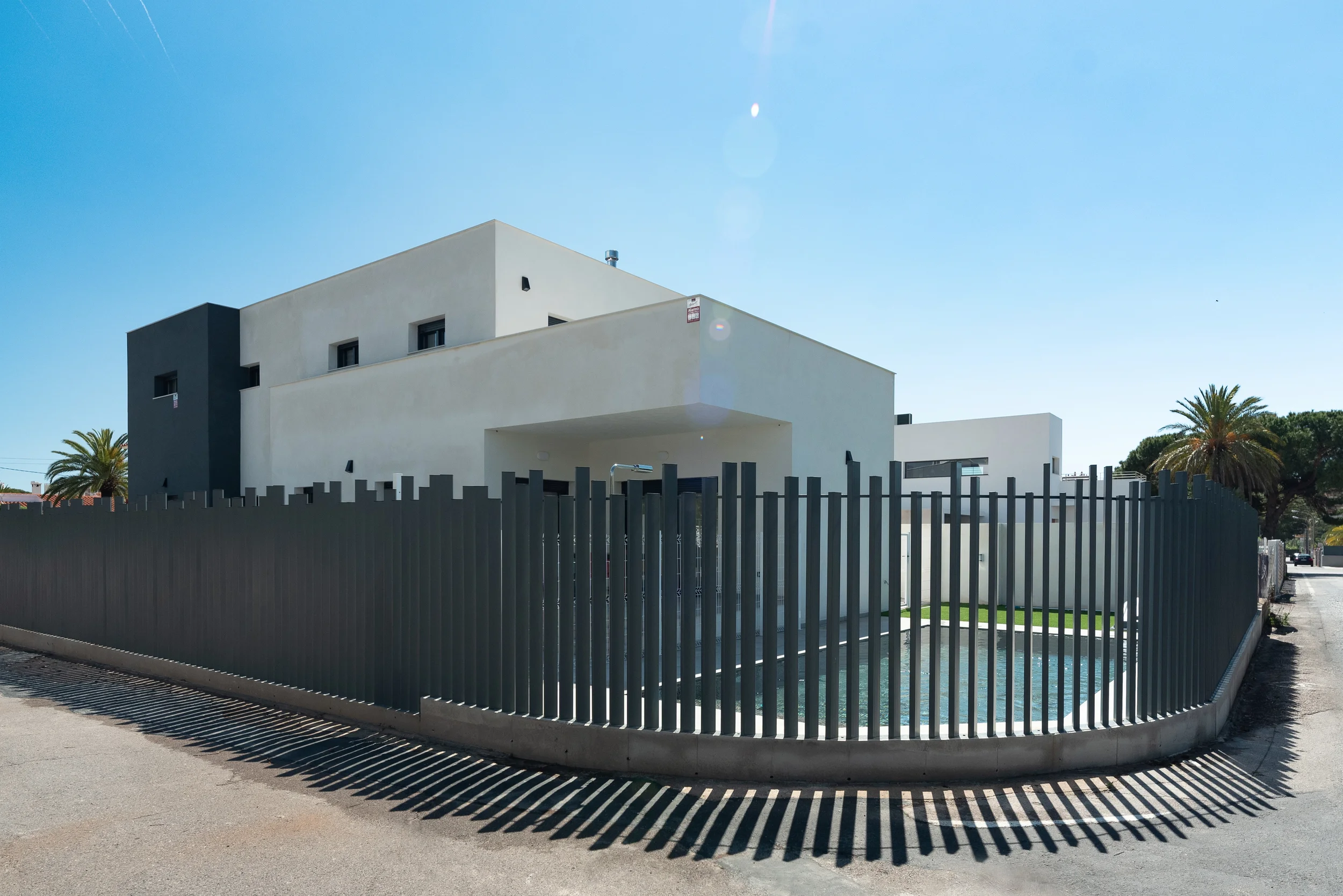 esvibar-arquitectes-villa-luca-exterior-parcela-minimalista-vivienda-obra-nueva-castellon.webp