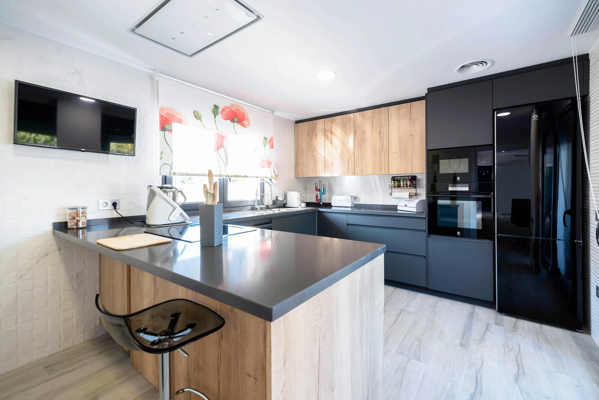 esvibar-arquitectes-villa-luca-cocina-isleta-abierta-moderna-vivienda-obra-nueva-castellon.webp