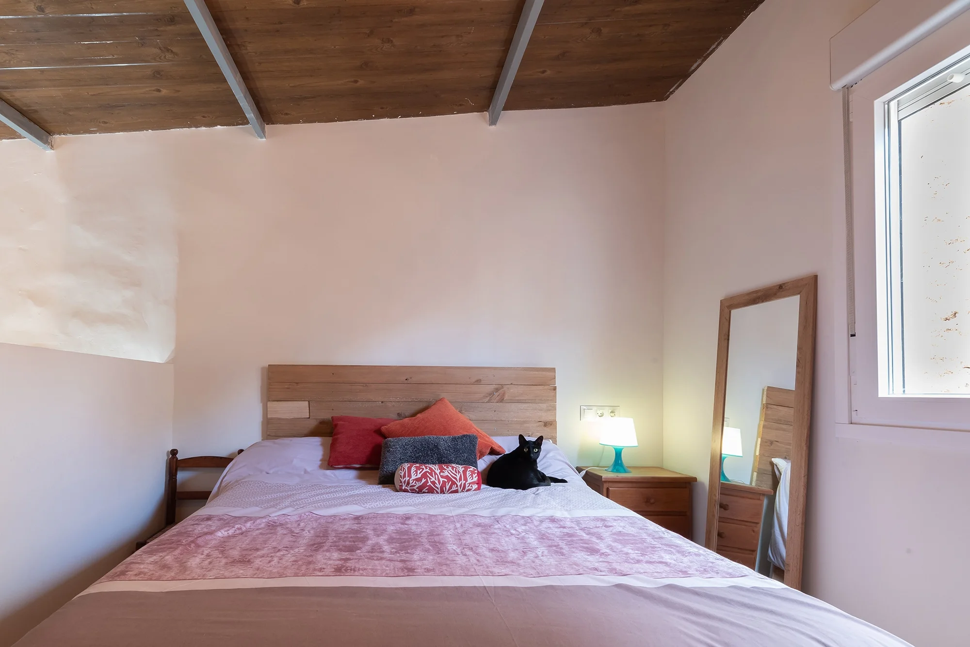 esvibar-arquitectes-lepanto-dormitorio-principal-rustico-mediterraneo-reforma-vivienda-castellon-01.webp