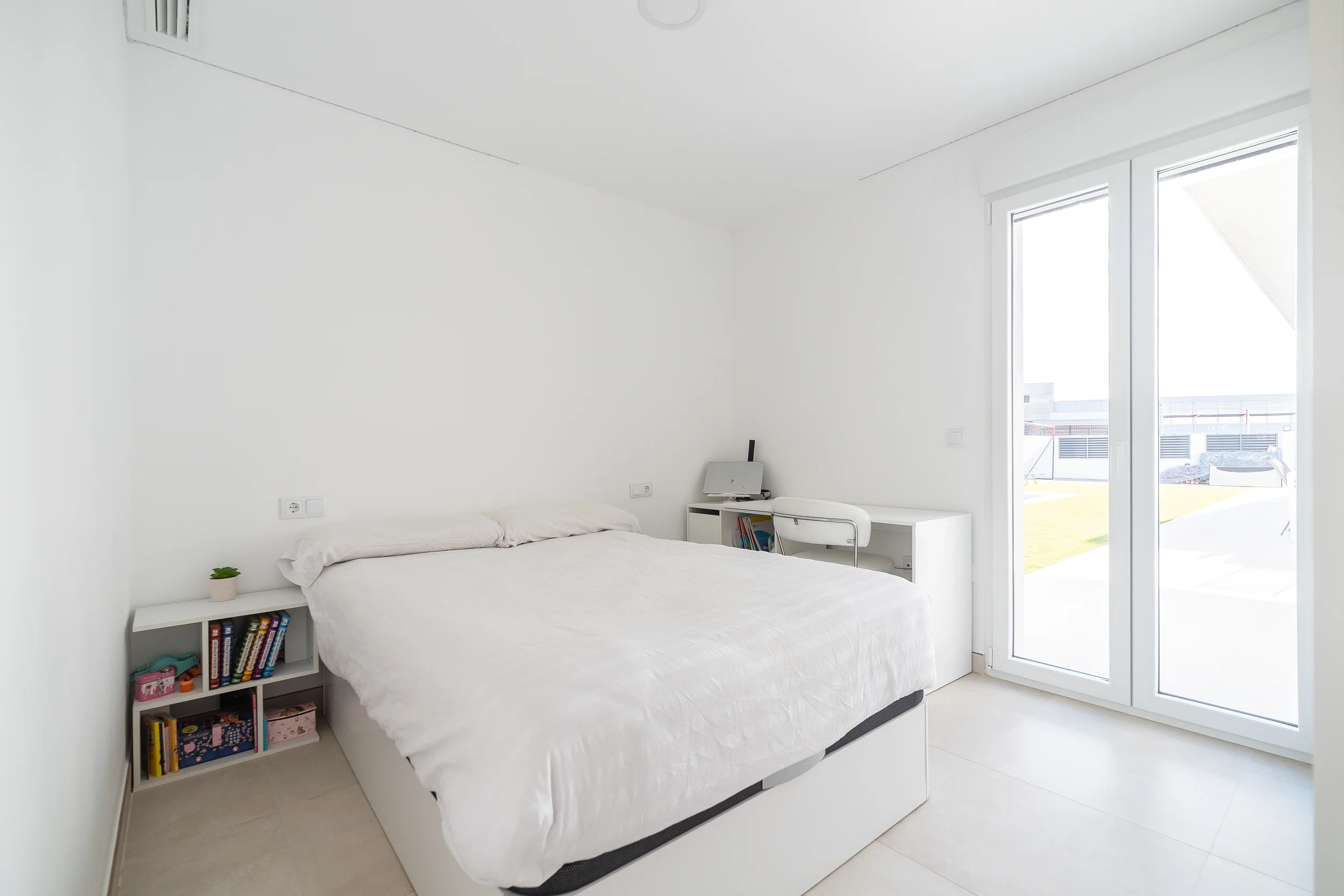 esvibar-arquitectes-casa-rio-dormitorio-invitados-acogedora-vivienda-obra-nueva-vilareal-02.webp