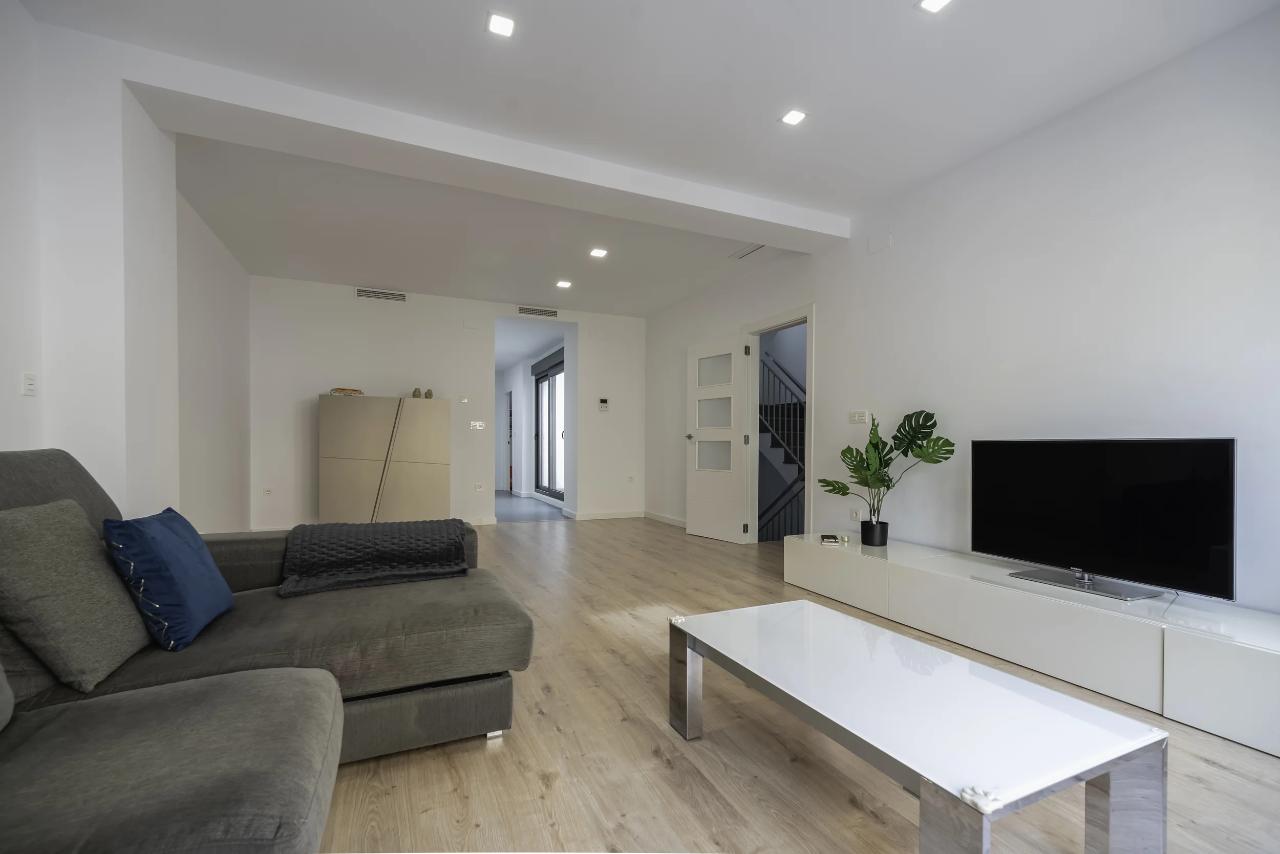 esvibar-arquitectes-grey-crest-salon-comedor-amplio-vivienda-reforma-integral-vilareal-castellon.webp