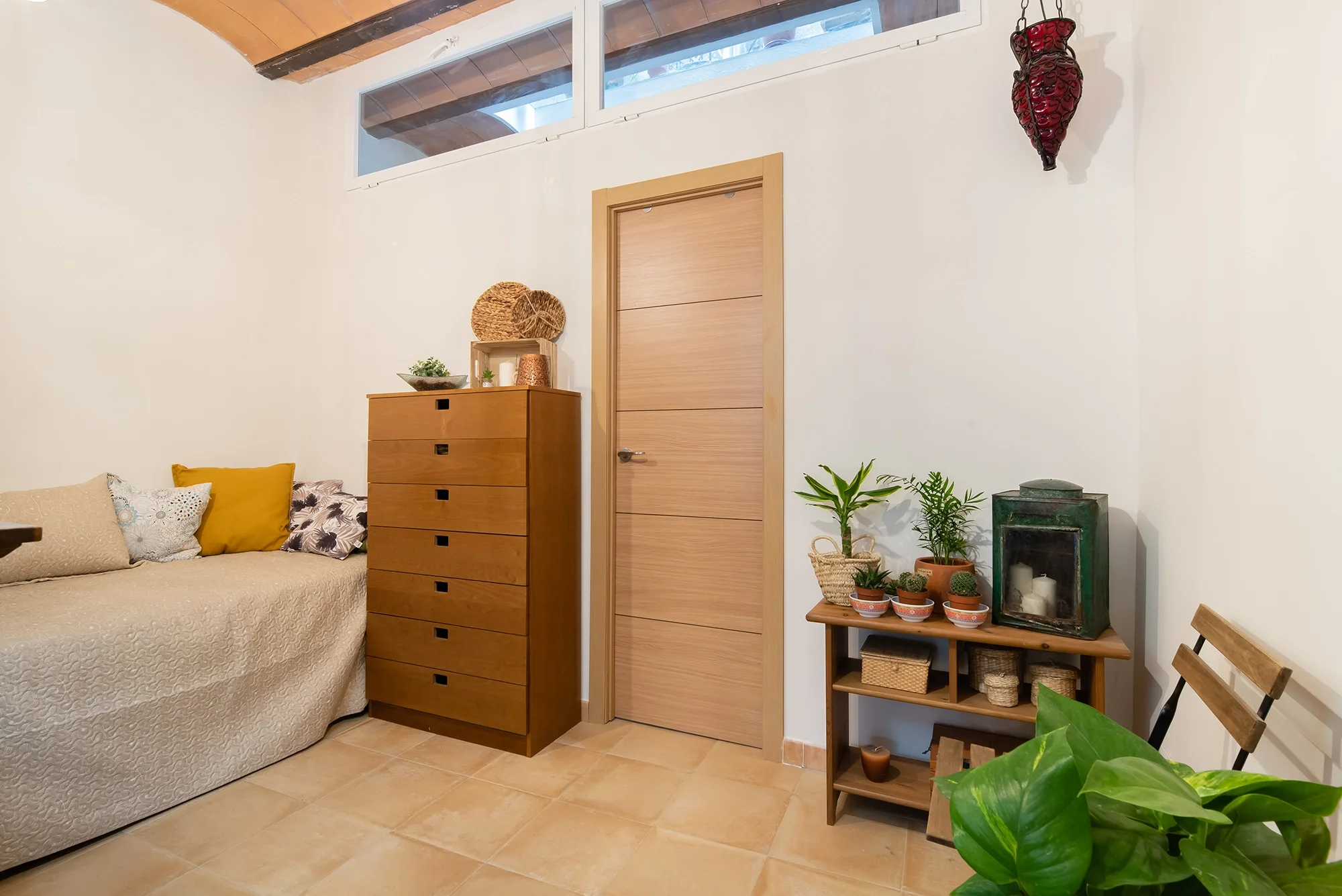 esvibar-arquitectes-lepanto-habitacion-amplia-mediterranea-reforma-vivienda-castellon-03.webp
