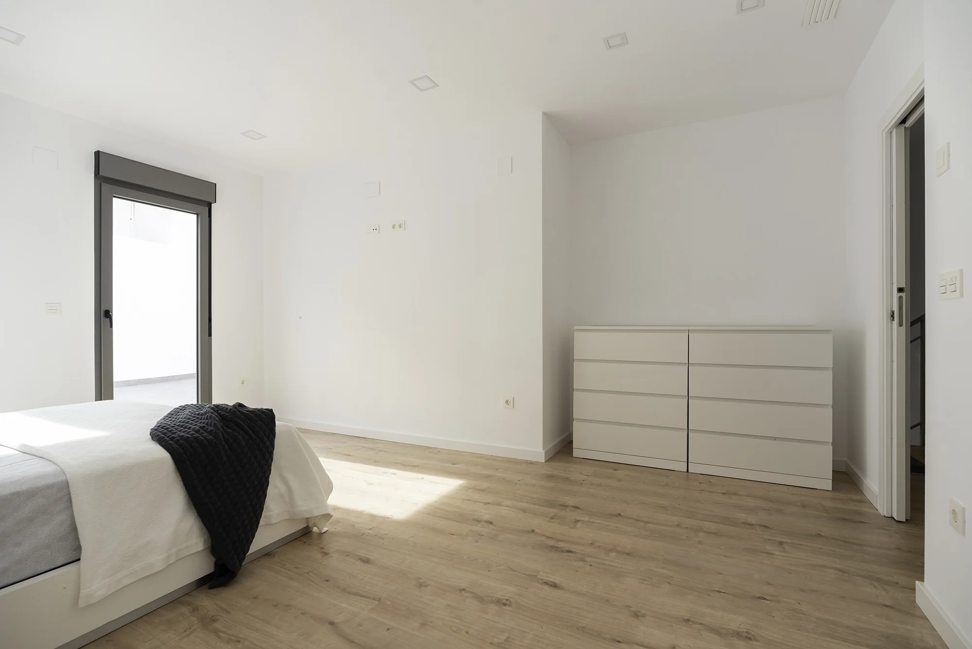 esvibar-arquitectes-grey-crest-almacenaje-dormitorio-minimalista-vivienda-reforma-integral-vilareal-castellon.webp