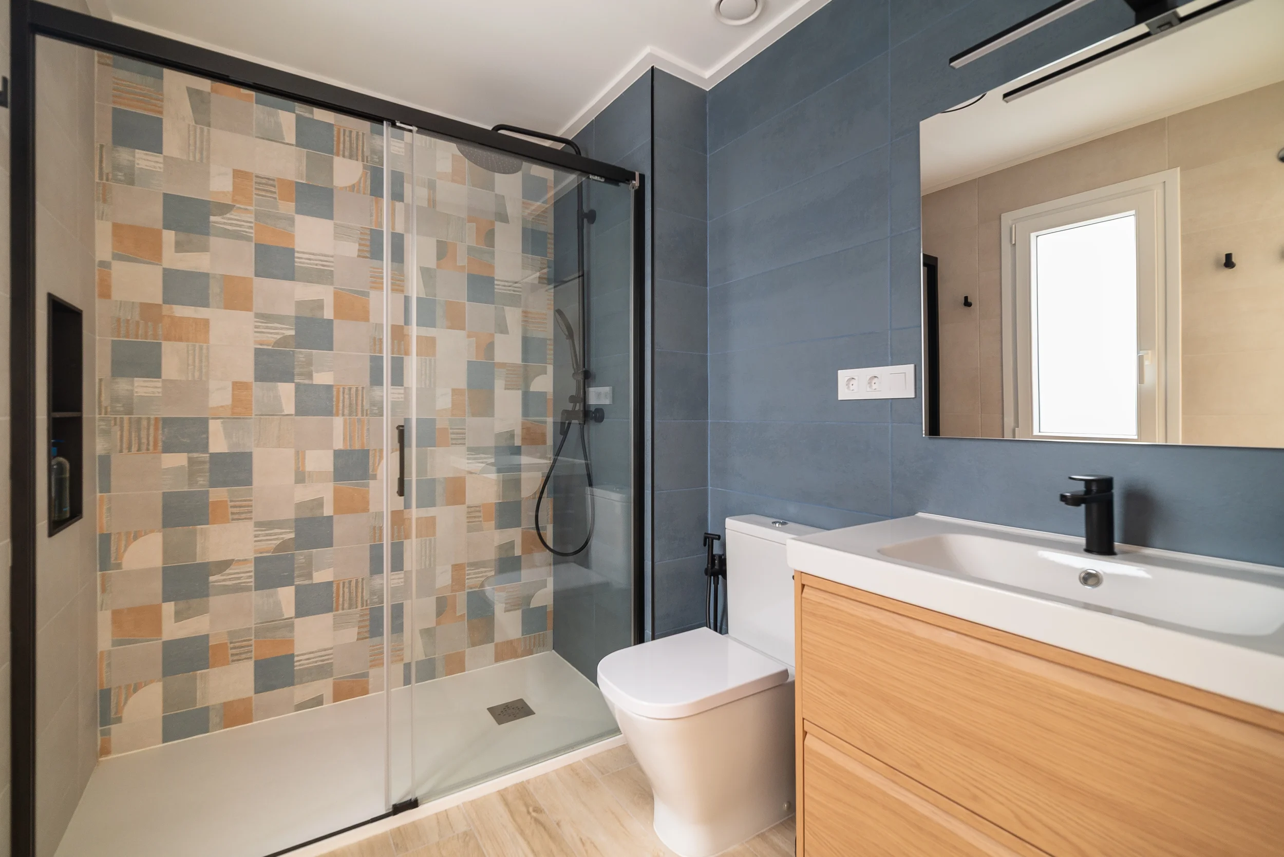 esvibar-arquitectes-casa-nupaes-baño-luminoso-vivienda-rehabilitacion-vilareal-castellon.webp