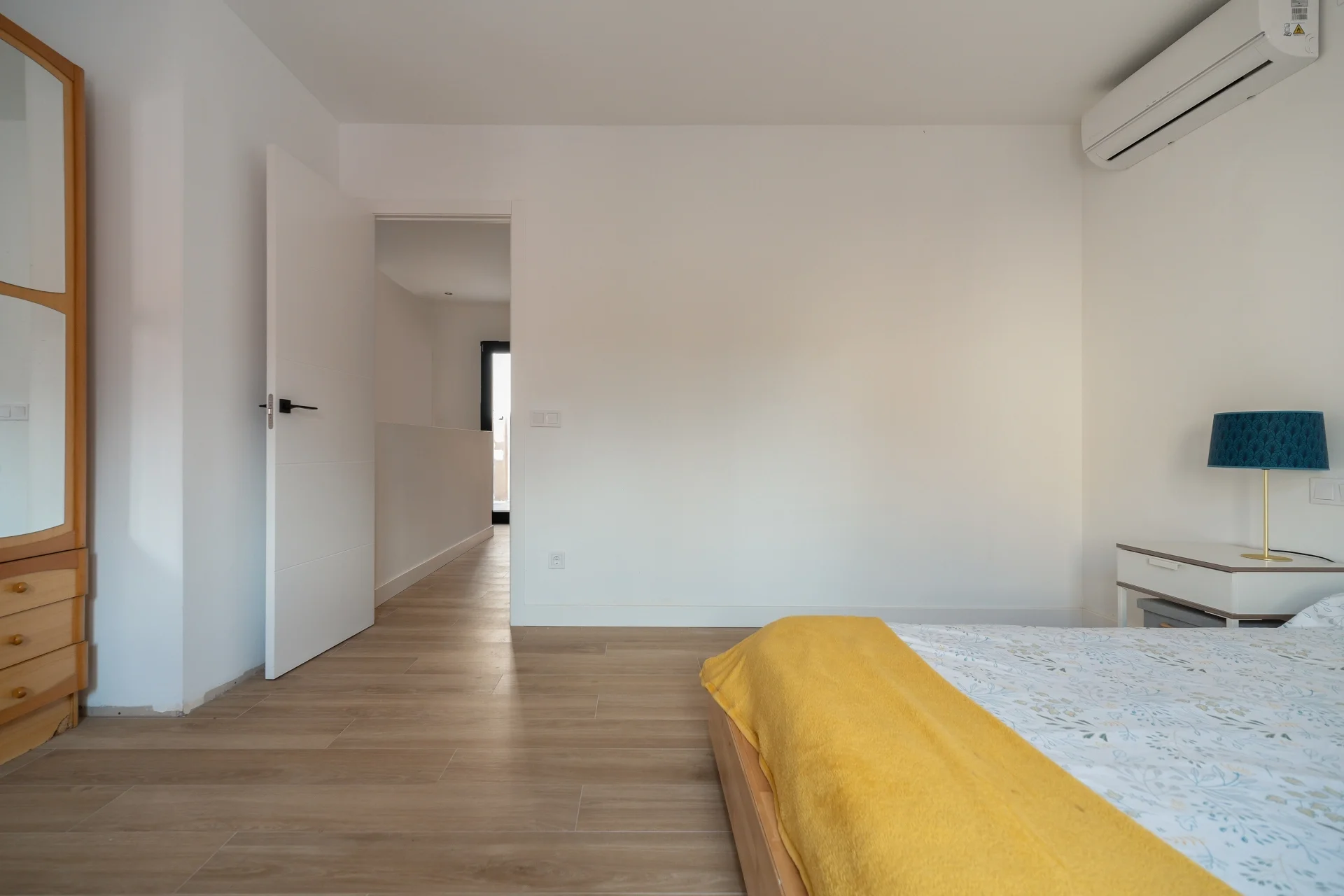 esvibar-arquitectes-casa-seco-suite-principal-luminosa-vivienda-rehabilitacion-integral-vilareal-castellon-01.webp