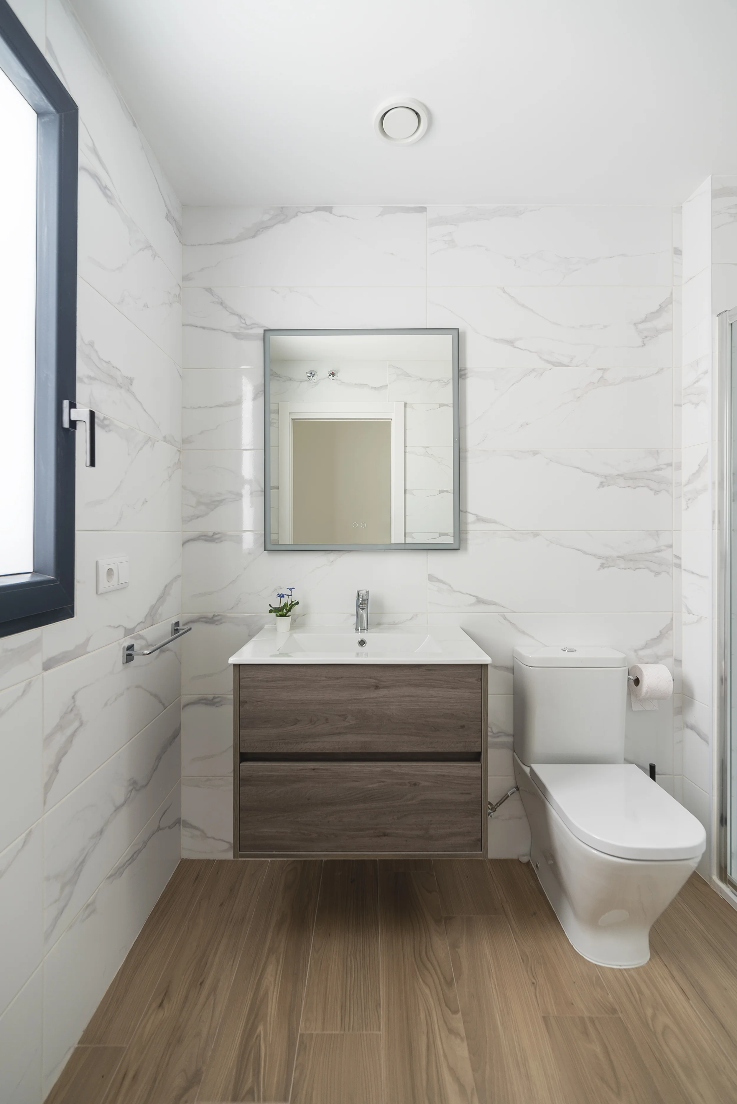 esvibar-arquitectes-casa-ian-baño-elegante-vivienda-obra-nueva-castellon-01.webp