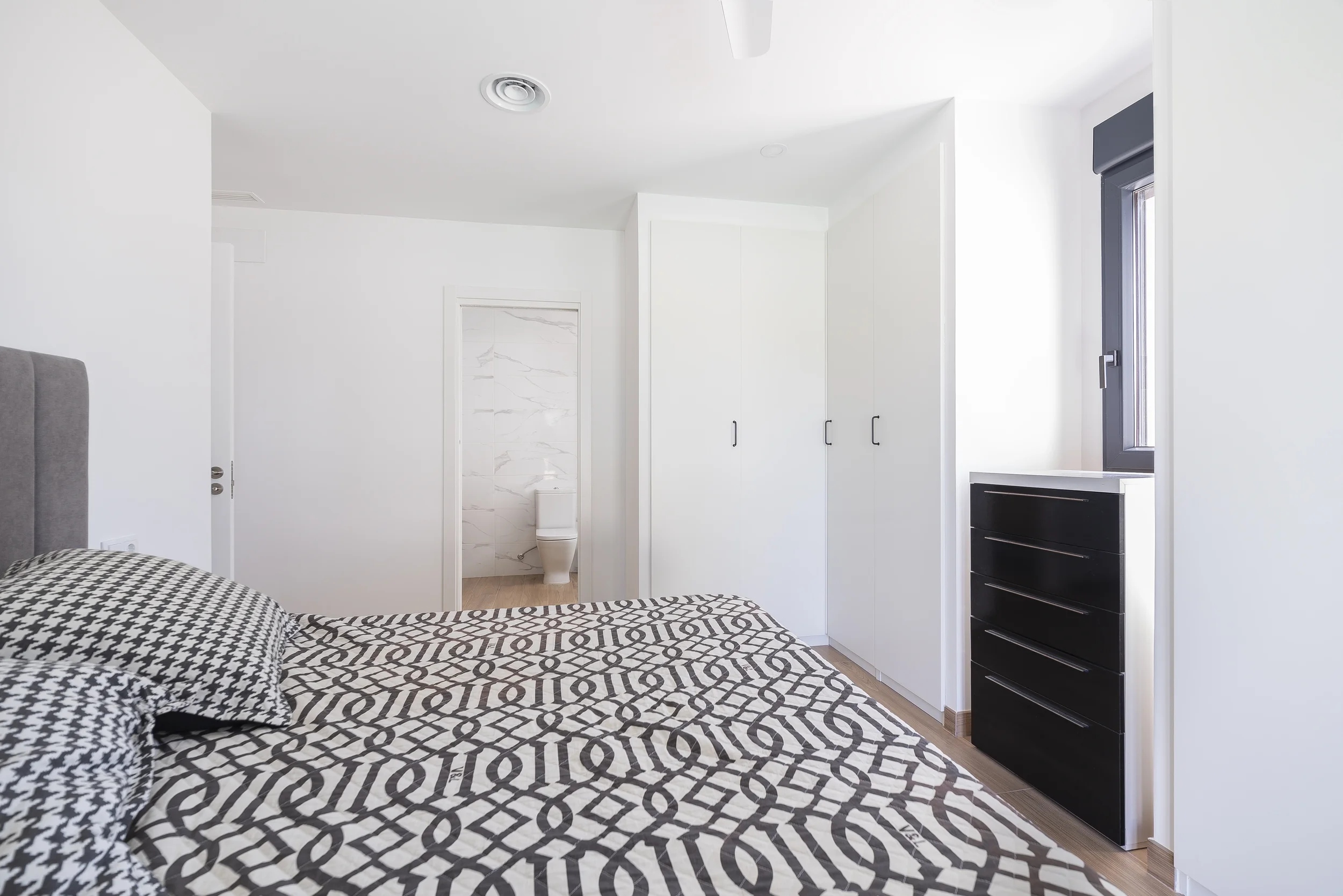 esvibar-arquitectes-casa-ian-dormitorio-luminoso-vivienda-obra-nueva-castellon.webp