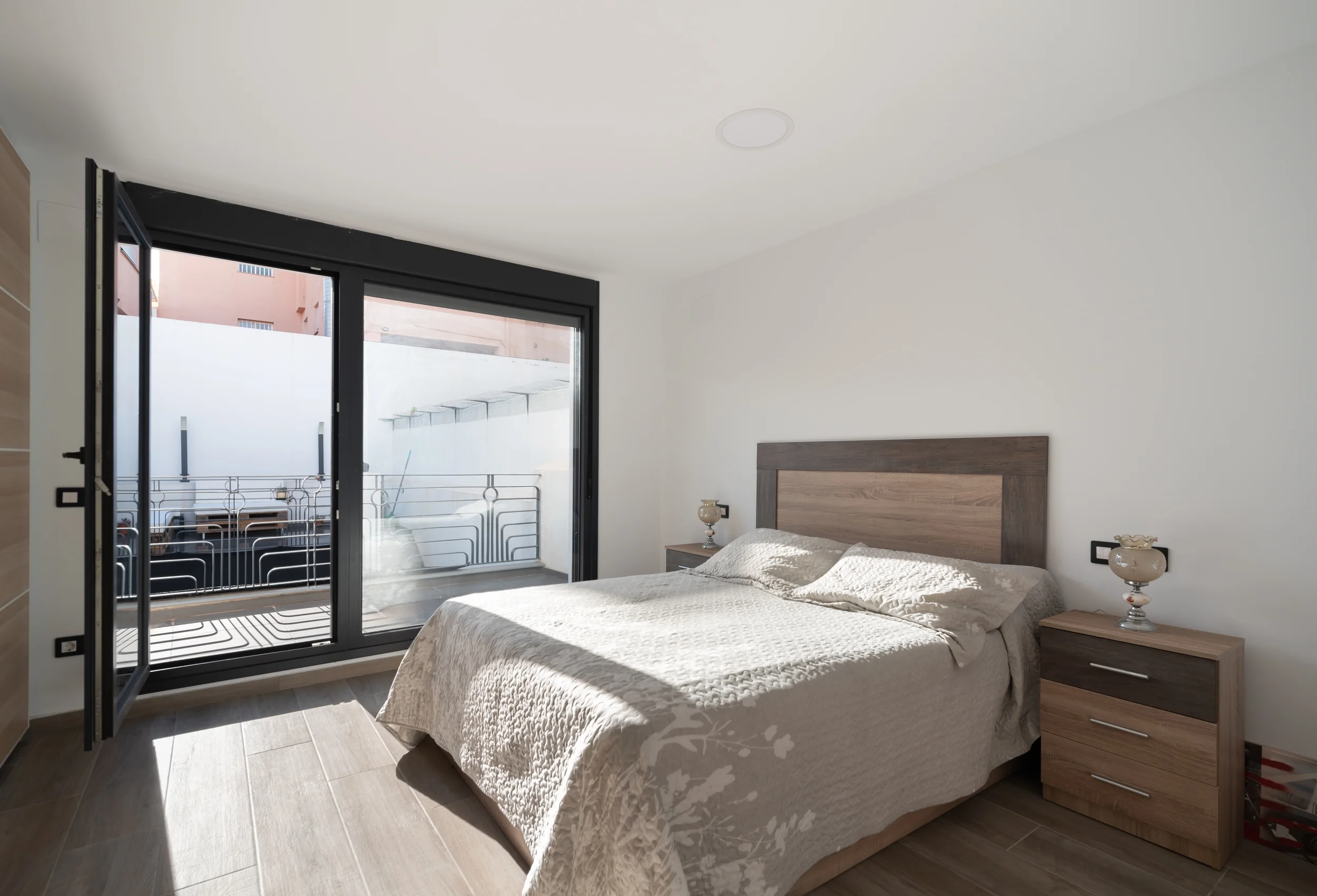 esvibar-arquitectes-sm33-dormitorio-luminoso-rehabilitacion-vivienda-vilareal-castellon-02.webp
