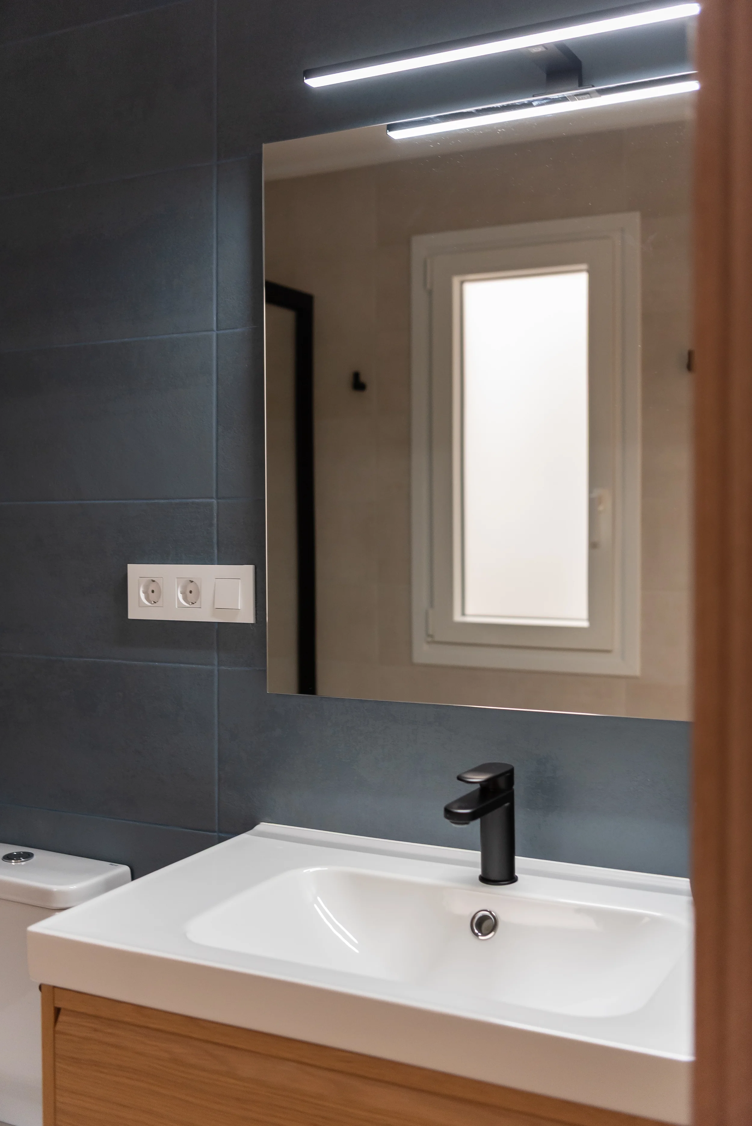 esvibar-arquitectes-casa-nupaes-baño-lavabo-elegante-vivienda-rehabilitacion-vilareal-castellon.webp