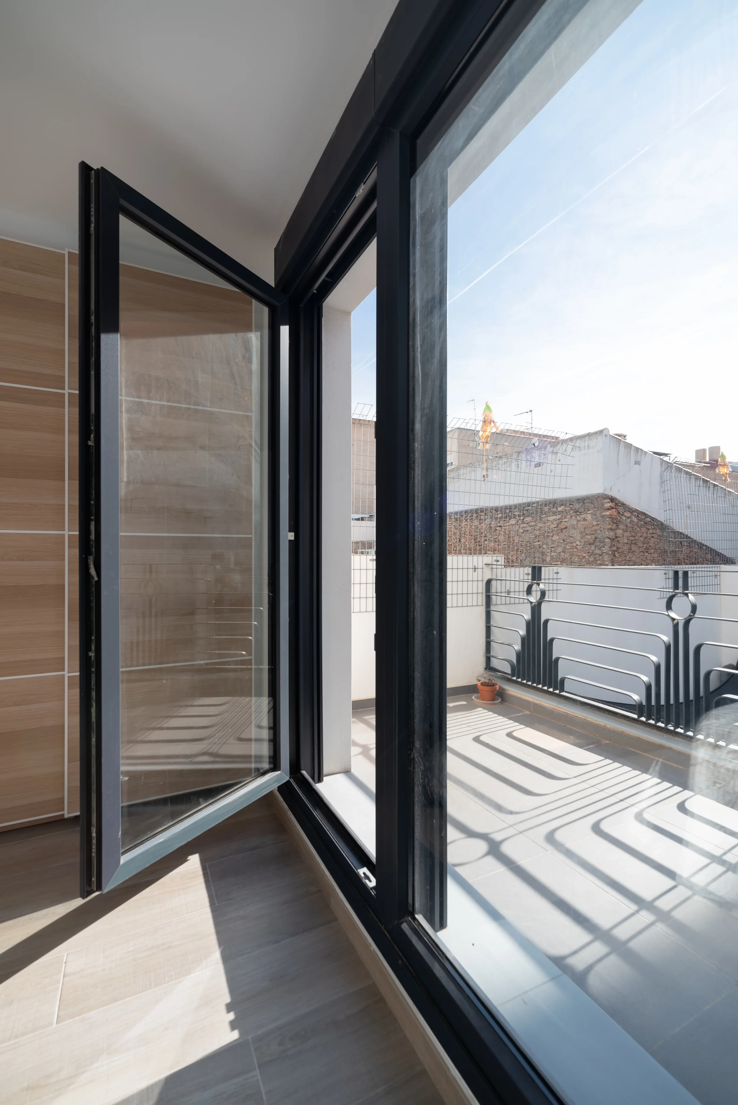 esvibar-arquitectes-sm33-ventana-puerta-integrada-balcon-rehabilitacion-vivienda-vilareal-castellon.webp