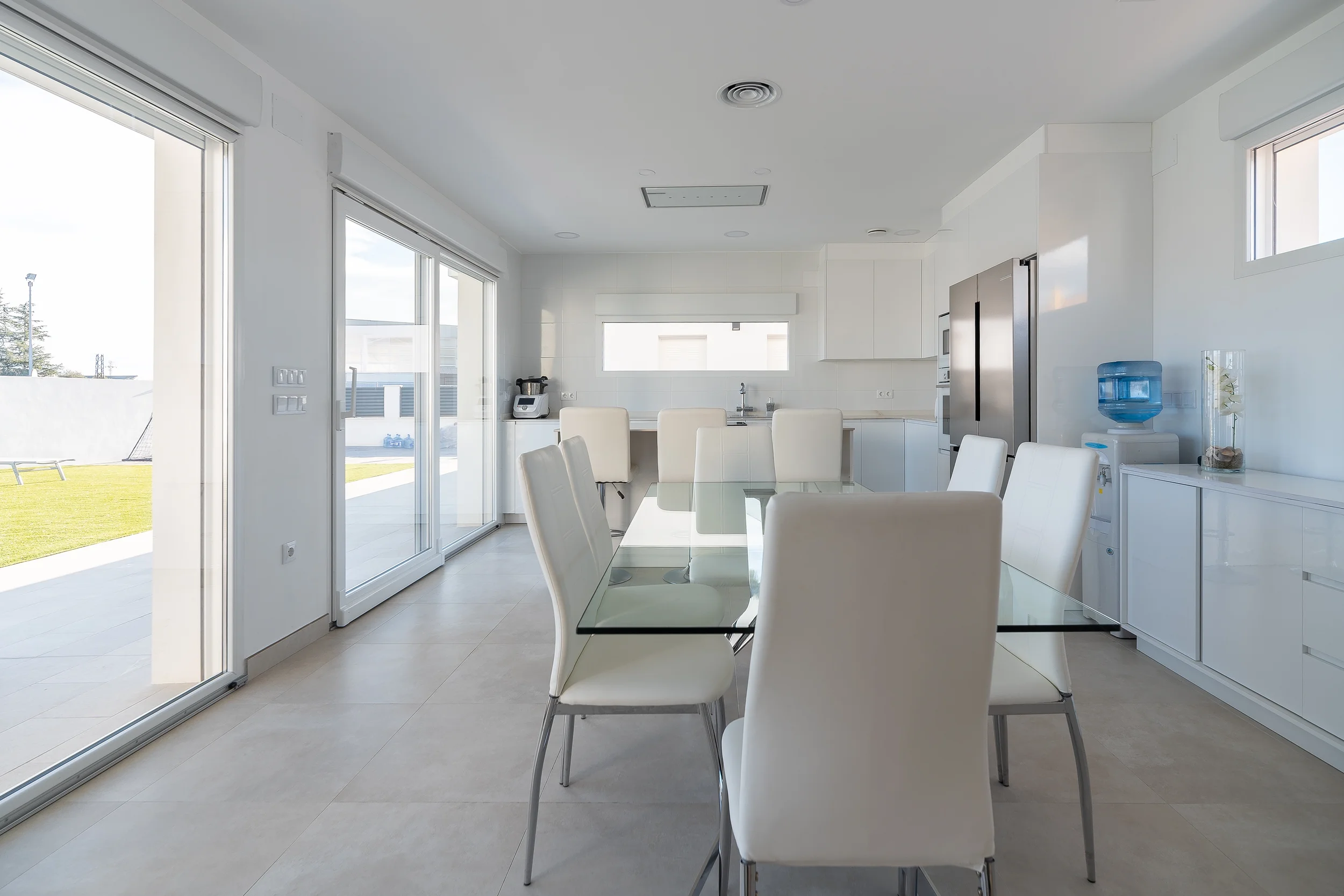 esvibar-arquitectes-casa-rio-cocina-comedor-espacioso-vivienda-obra-nueva-vilareal.webp