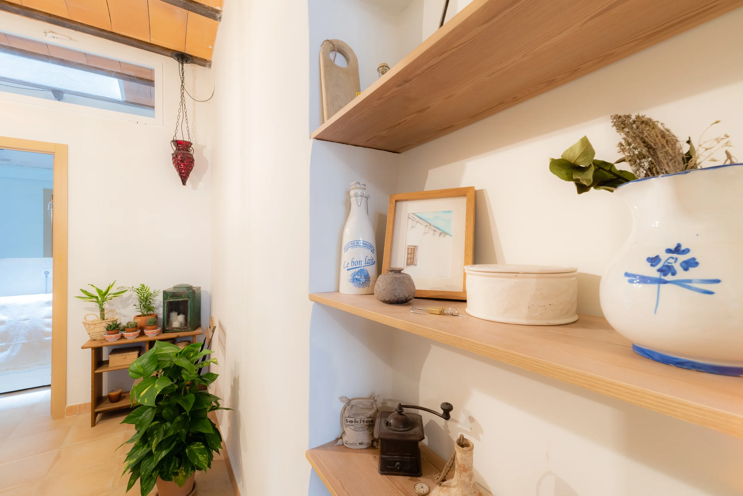 esvibar-arquitectes-lepanto-habitacion-estanteria-almacenaje-reforma-vivienda-castellon.webp