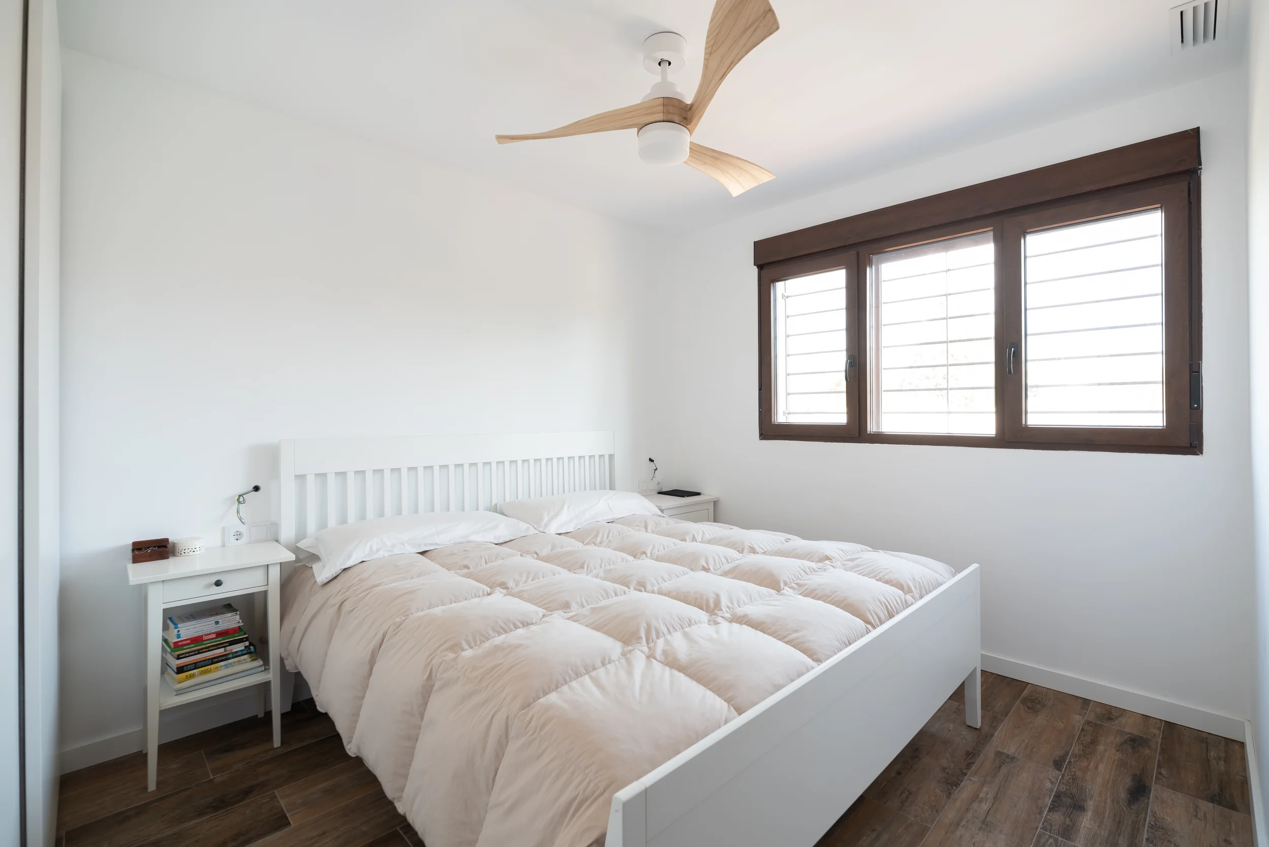 esvibar-arquitectes-villa-marisa-dormitorio-principal-luminoso-vivienda-obra-nueva-benicassim.webp
