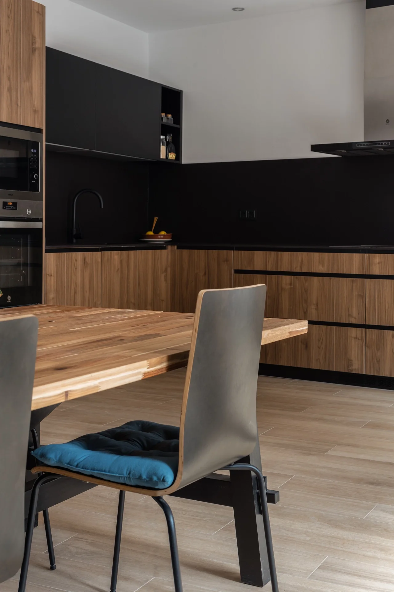 esvibar-arquitectes-casa-seco-cocina-silla-contemporanea-vivienda-rehabilitacion-integral-vilareal-castellon