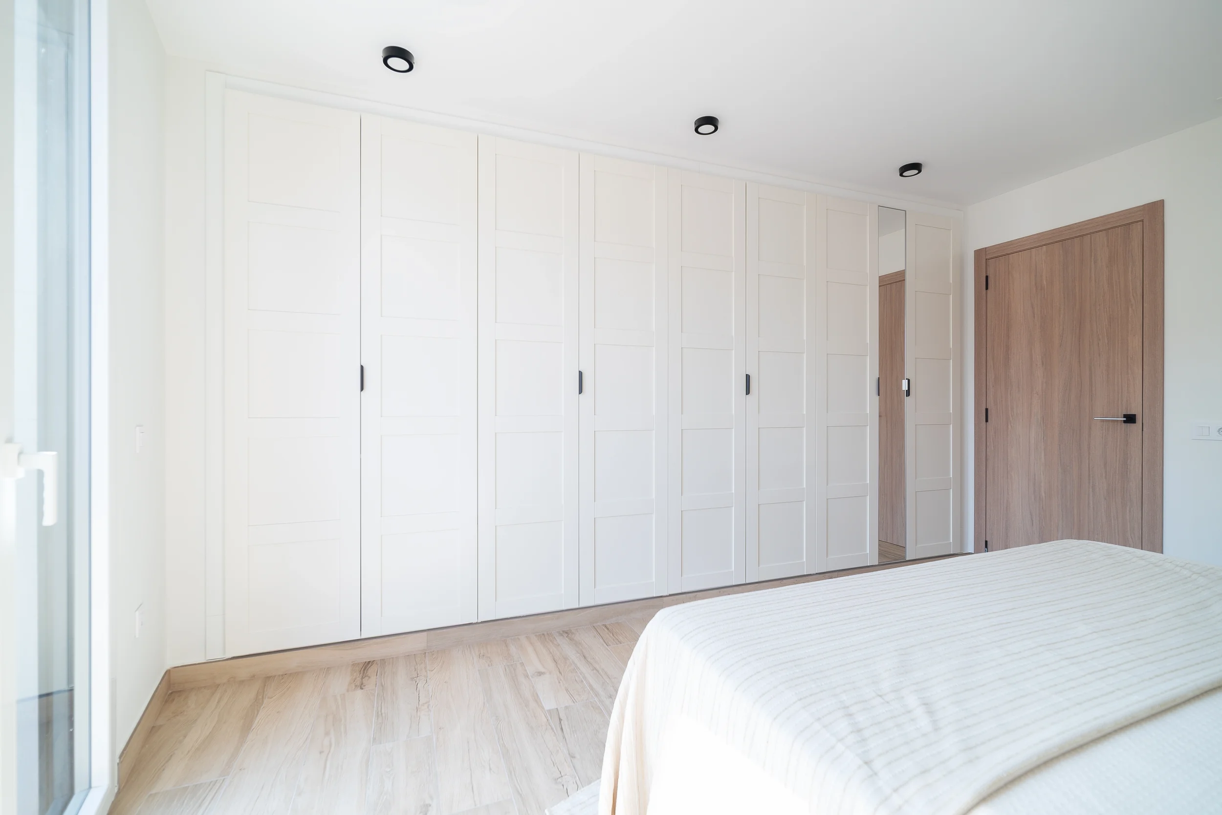 esvibar-arquitectes-casa-nupaes-dormitorio-principal-almacenaje-vivienda-rehabilitacion-vilareal-castellon.webp