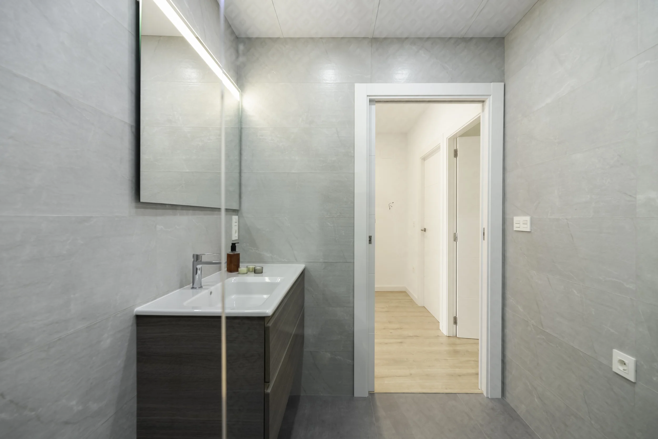 esvibar-arquitectes-grey-crest-acceso-baño-reforma-integral-vilareal-castellon.webp
