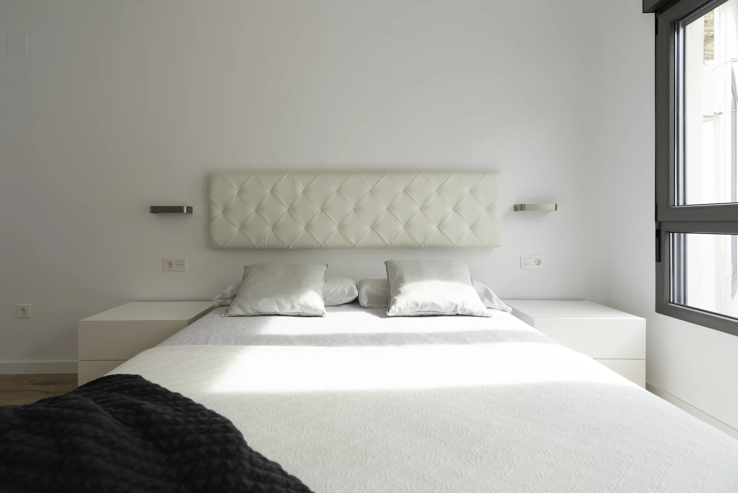 esvibar-arquitectes-grey-crest-dormitorio-principal-cama-matrimonio-vivienda-reforma-integral-vilareal-castellon.webp