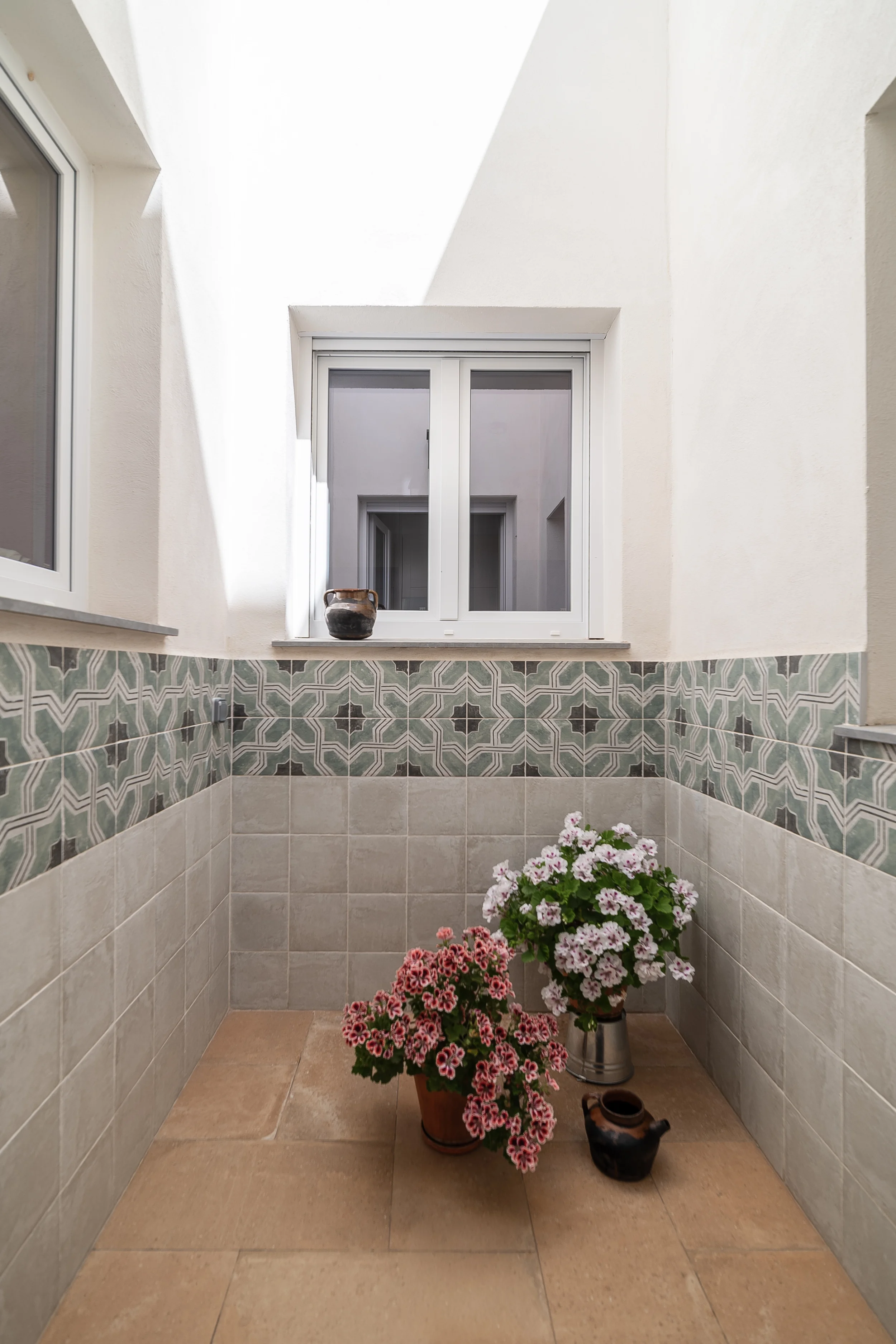 esvibar-arquitectes-casa-nupaes-patio-interior-luminoso-vivienda-rehabilitacion-vilareal-castellon-01.webp