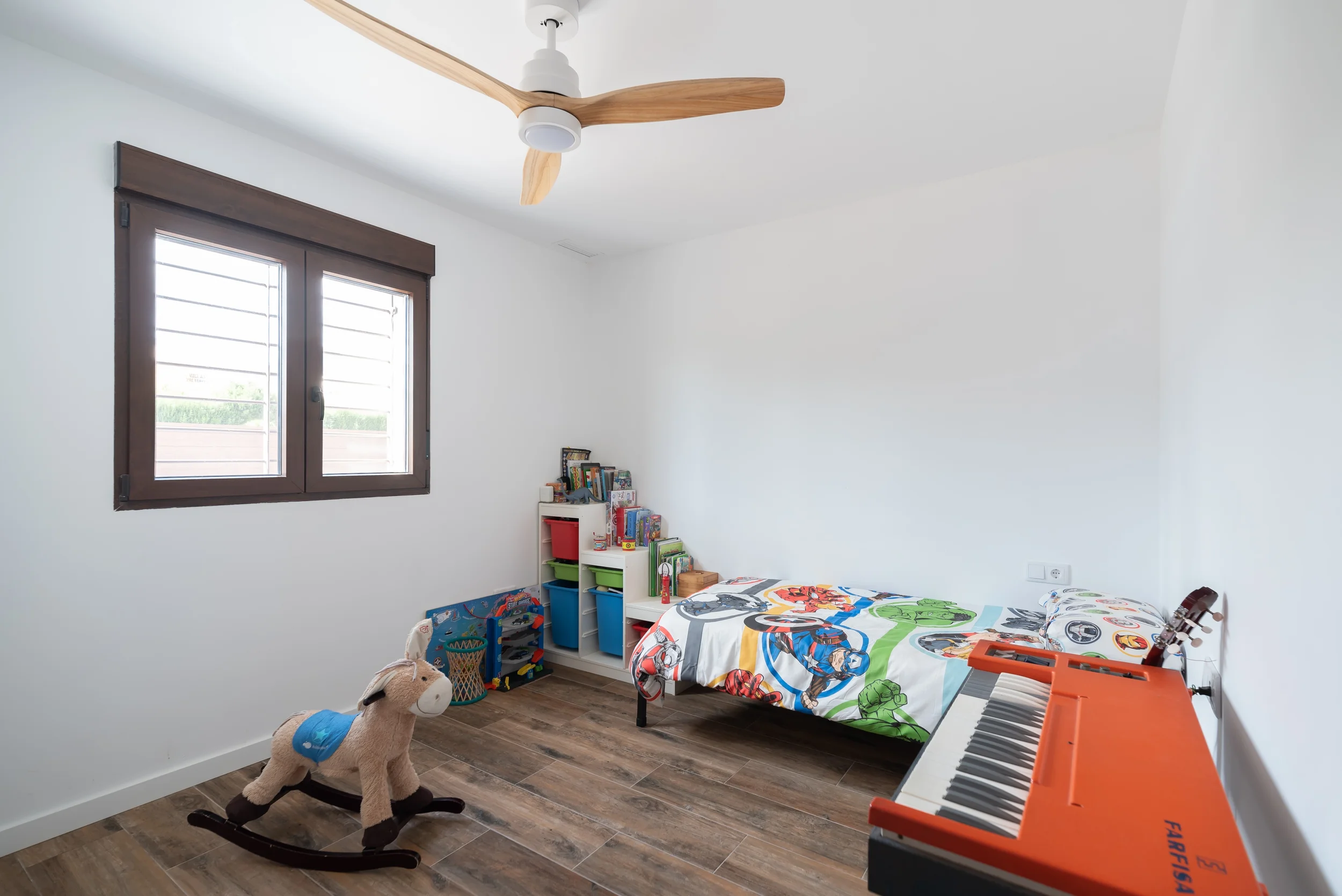 esvibar-arquitectes-villa-marisa-dormitorio-luminoso-vivienda-obra-nueva-benicassim.webp