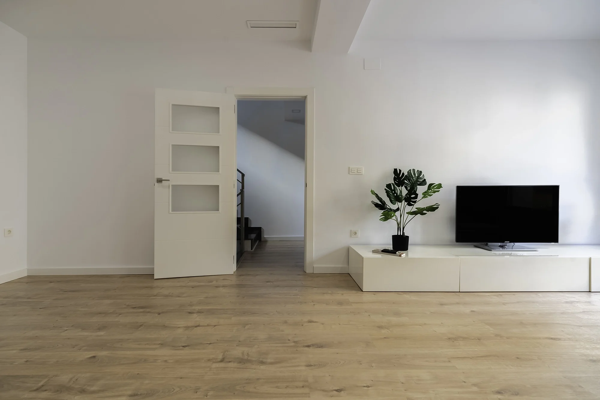 esvibar-arquitectes-grey-crest-acceso-salon-minimalista-vivienda-reforma-integral-vilareal-castellon.webp