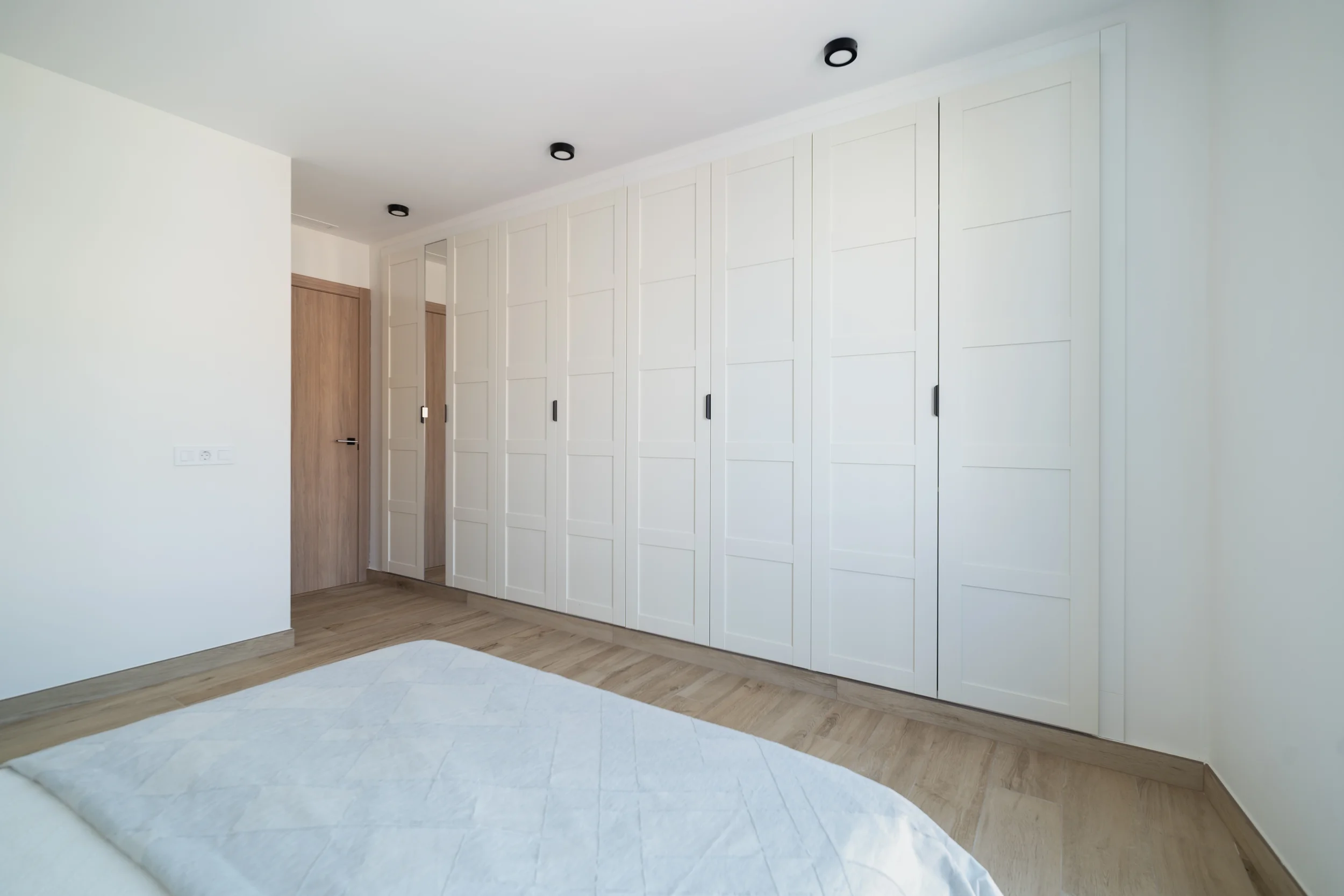 esvibar-arquitectes-casa-nupaes-dormitorio-luminoso-almacenaje-vivienda-rehabilitacion-vilareal-castellon.webp