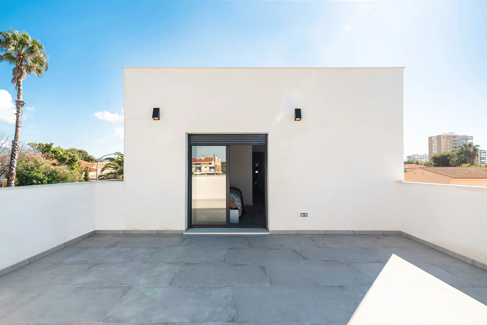 esvibar-arquitectes-villa-luca-terraza-amplia-vivienda-obra-nueva-castellon-02.webp