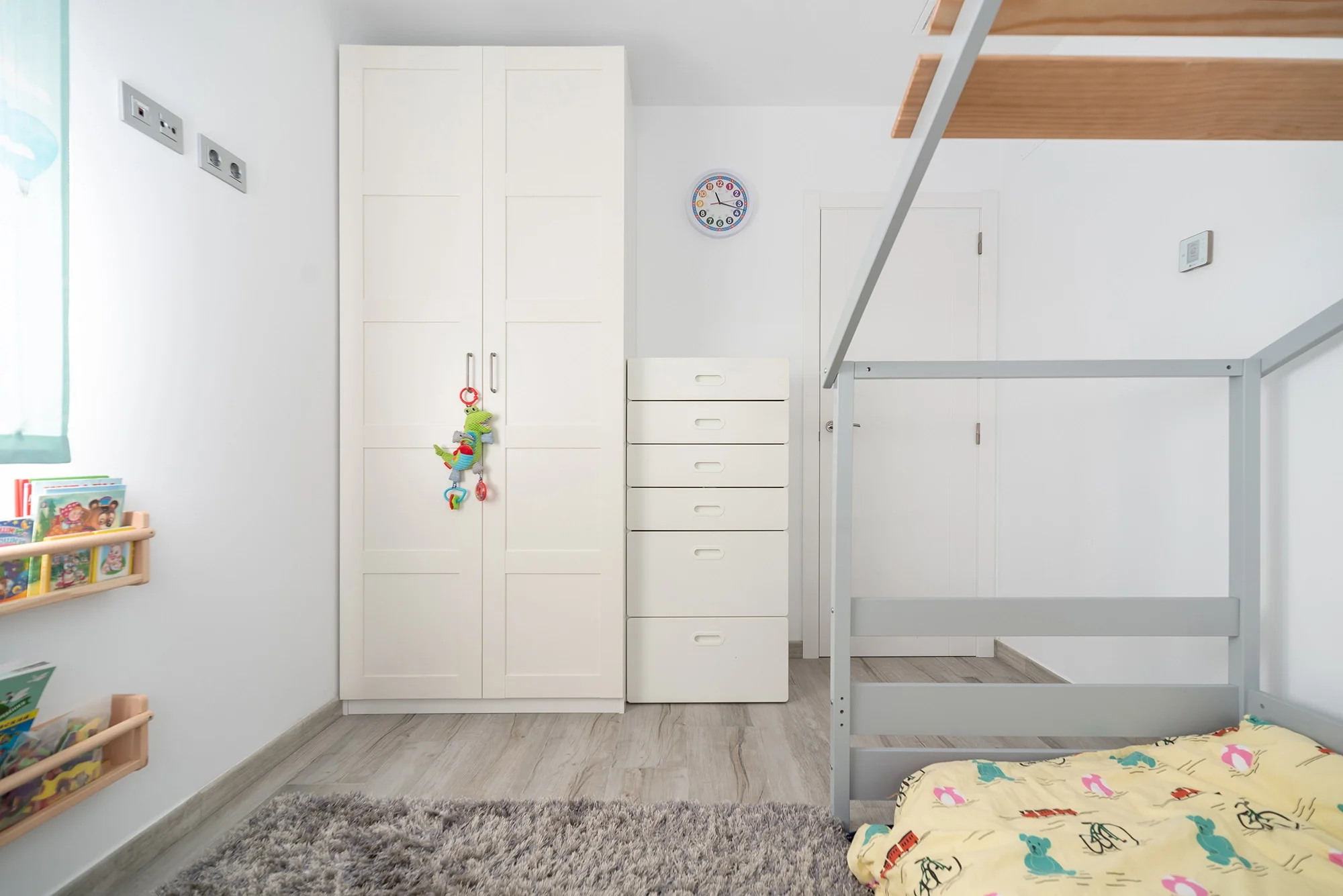 esvibar-arquitectes-villa-luca-dormitorio-infantil-luminoso-vivienda-obra-nueva-castellon-01.webp
