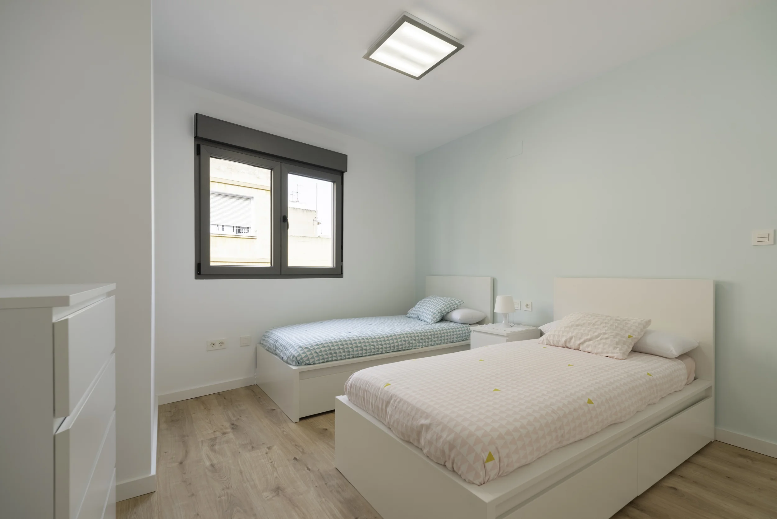 esvibar-arquitectes-grey-crest-dormitorio-luminoso-vivienda-reforma-integral-vilareal-castellon.webp