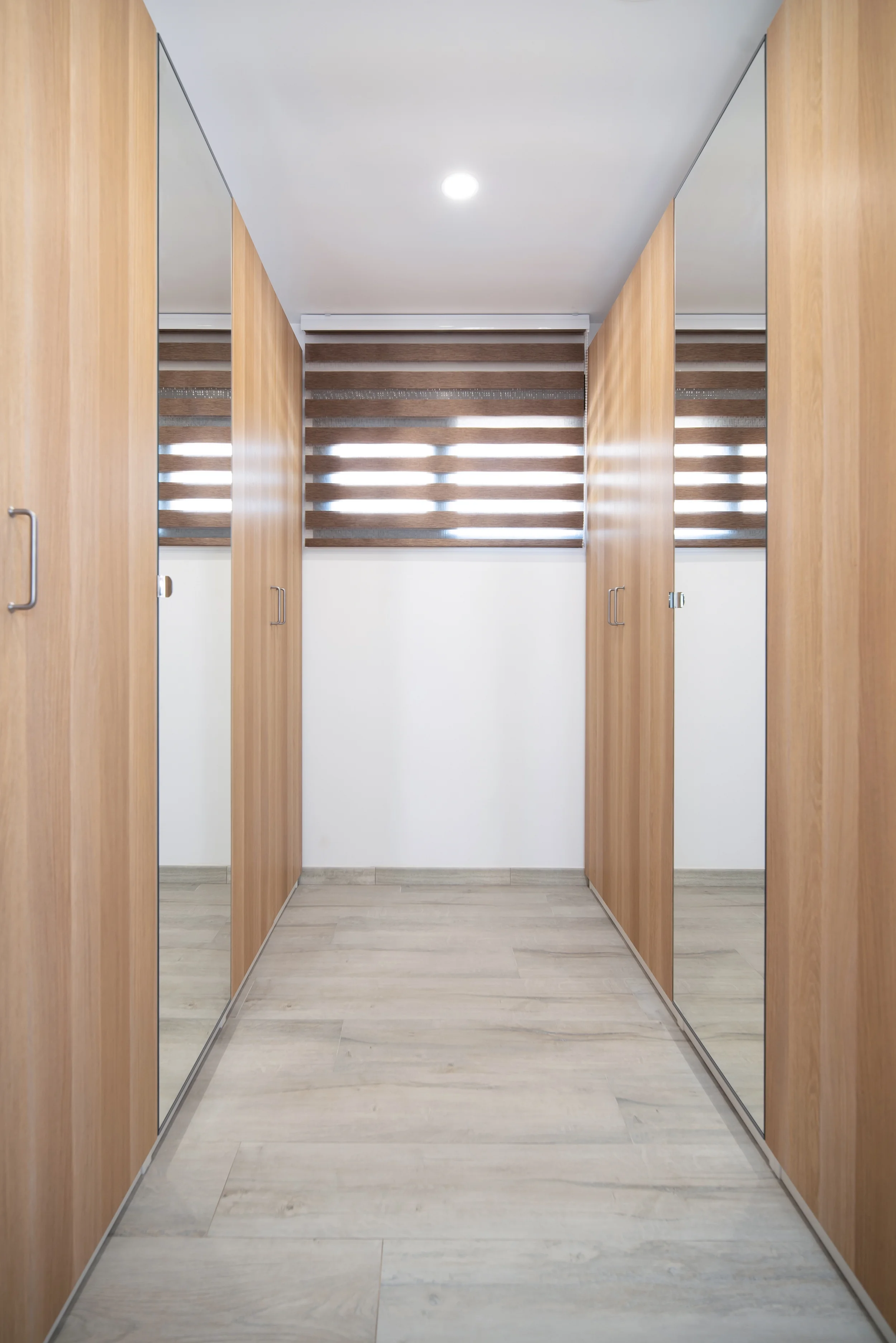 esvibar-arquitectes-villa-luca-vestidor-privado-luminoso-vivienda-obra-nueva-castellon.webp