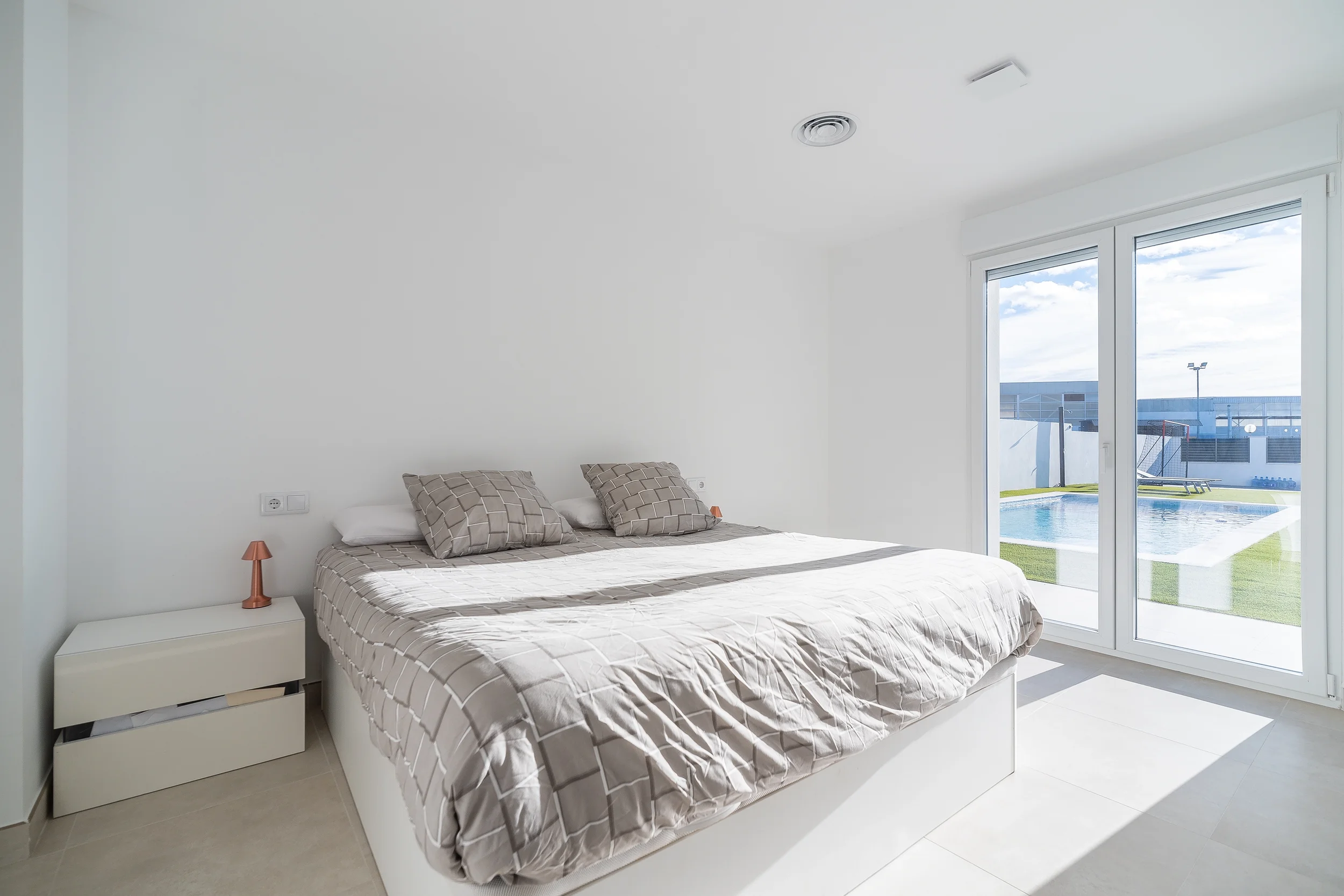 esvibar-arquitectes-casa-rio-suite-principal-atemporal-vivienda-obra-nueva-vilareal.webp