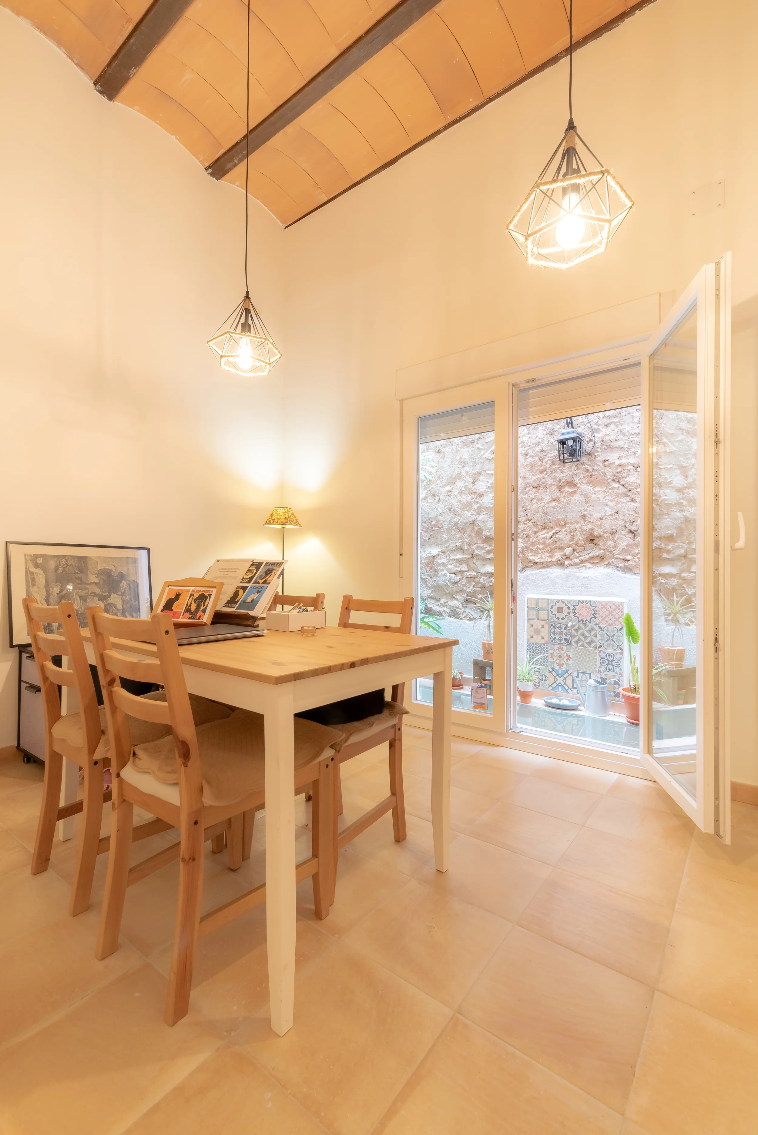 esvibar-arquitectes-lepanto-comedor-puerta-patio-interior-reforma-vivienda-castellon.webp