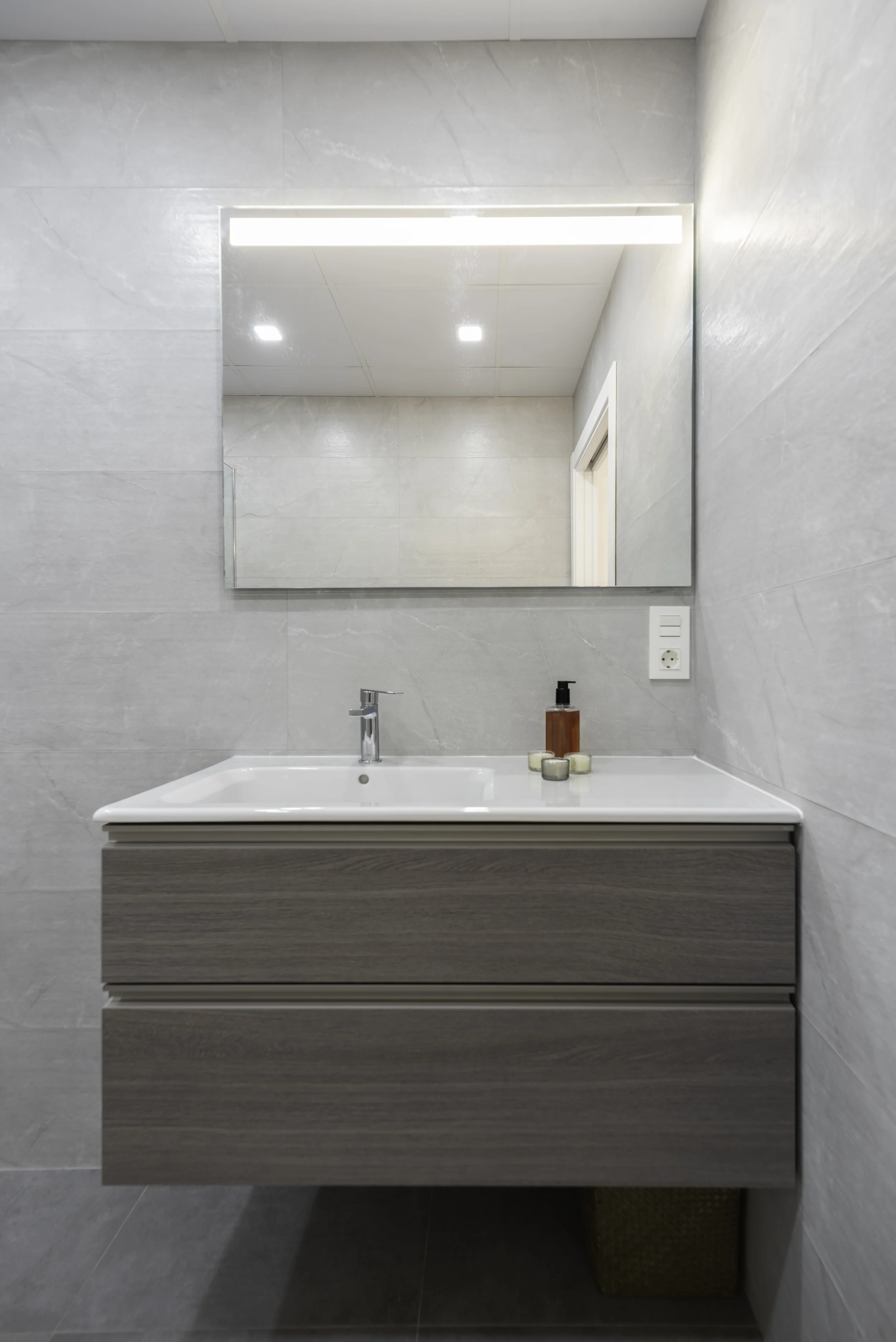 esvibar-arquitectes-grey-crest-baño-mueble-espejo-vivienda-reforma-integral-vilareal-castellon.webp