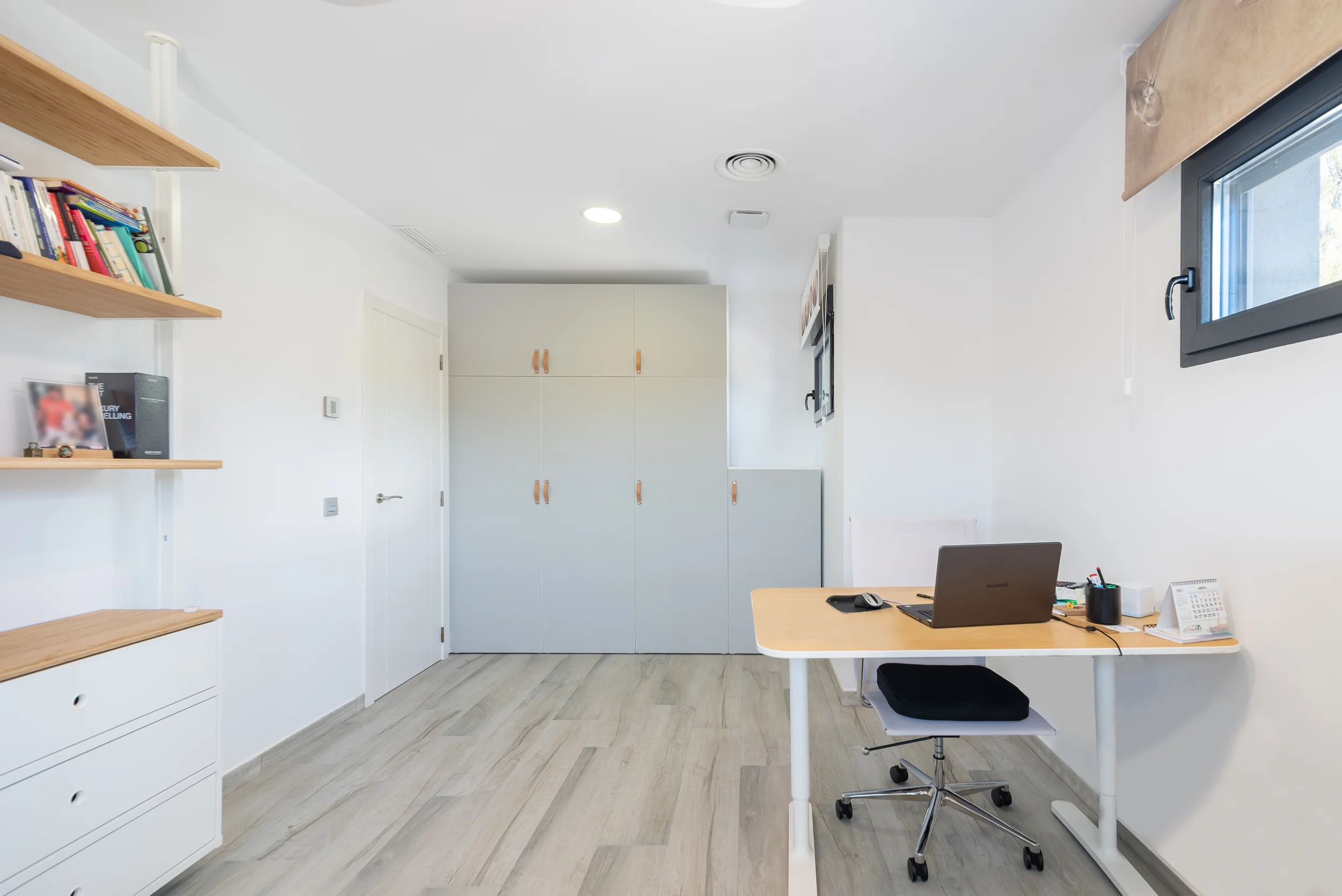 esvibar-arquitectes-villa-luca-despacho-funcional-vivienda-obra-nueva-castellon-01.webp