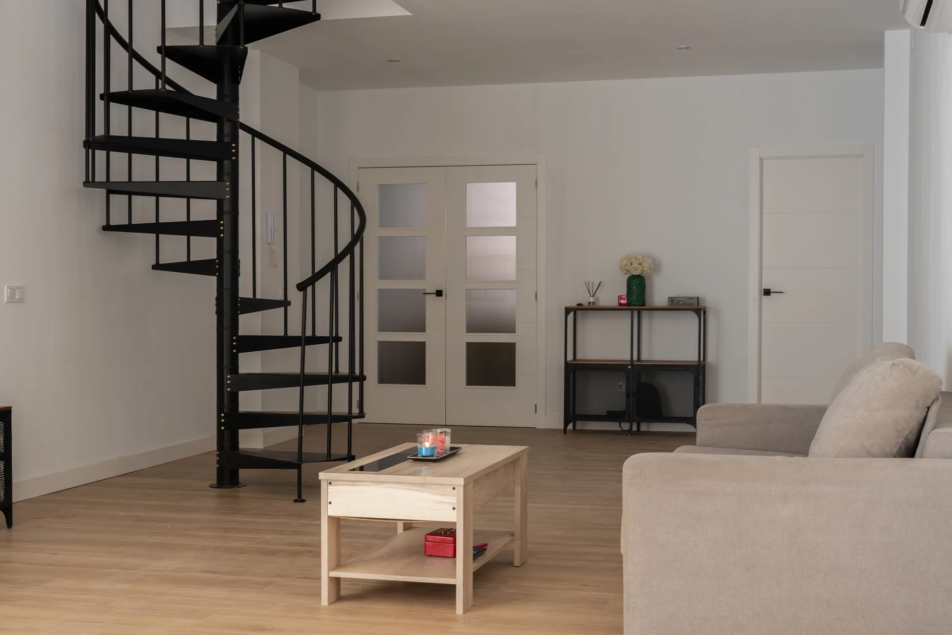 esvibar-arquitectes-casa-seco-salon-escalera-atemporal-vivienda-rehabilitacion-integral-vilareal-castellon-01.webp