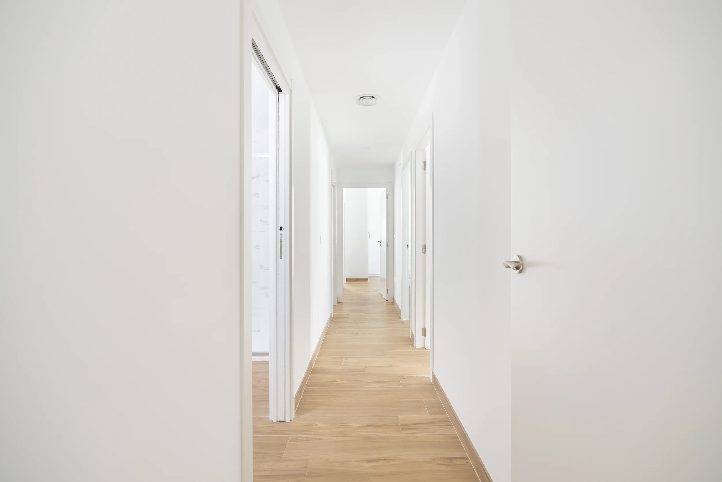 esvibar-arquitectes-casa-ian-distribuidor-minimalista-vivienda-obra-nueva-castellon-01.webp