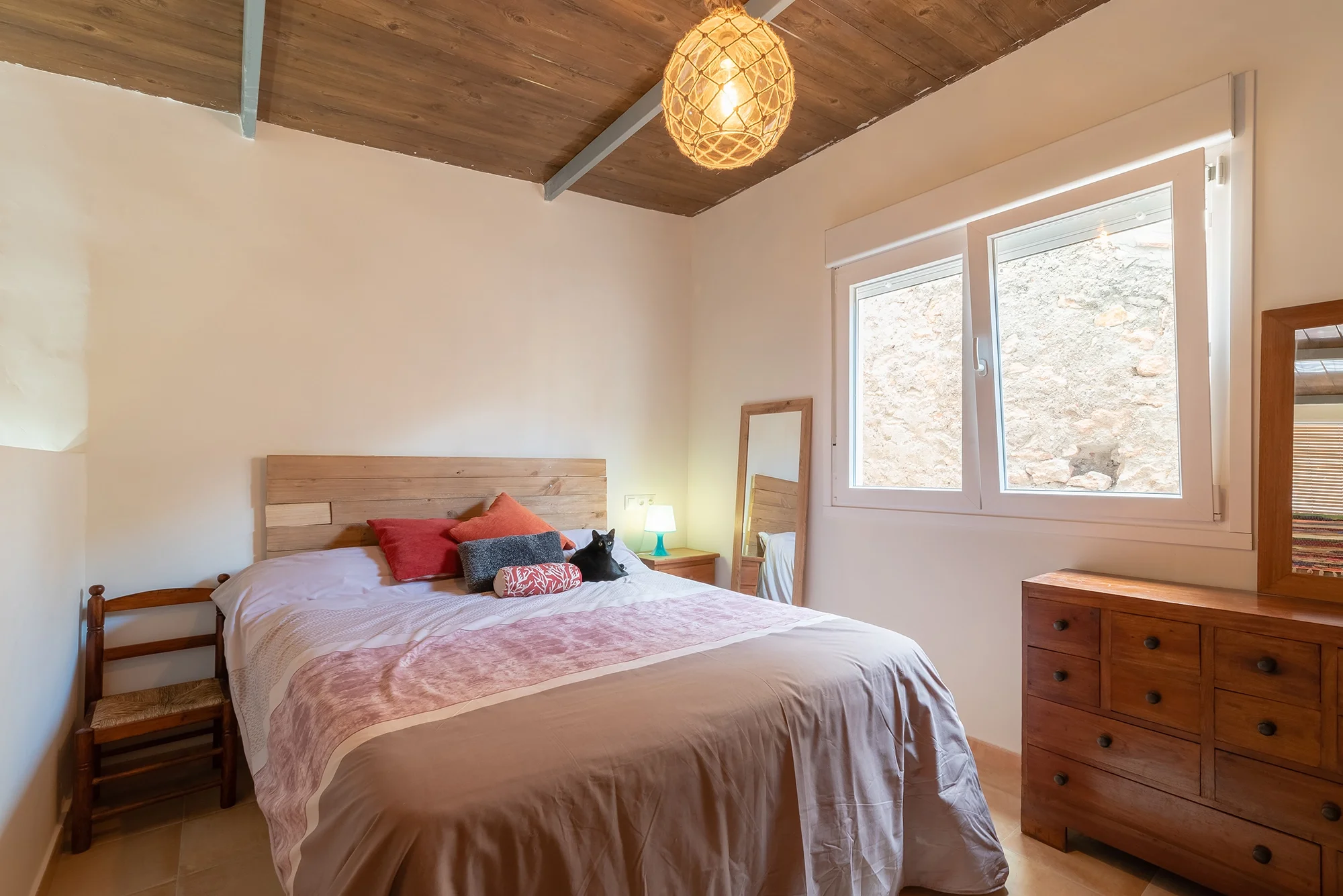 esvibar-arquitectes-lepanto-dormitorio-principal-rustico-mediterraneo-reforma-vivienda-castellon-03.webp