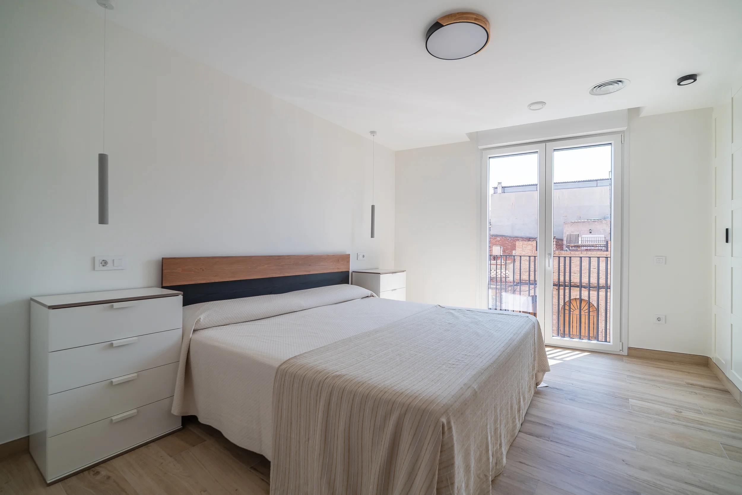 esvibar-arquitectes-casa-nupaes-dormitorio-principal-espacioso-vivienda-rehabilitacion-vilareal-castellon.webp