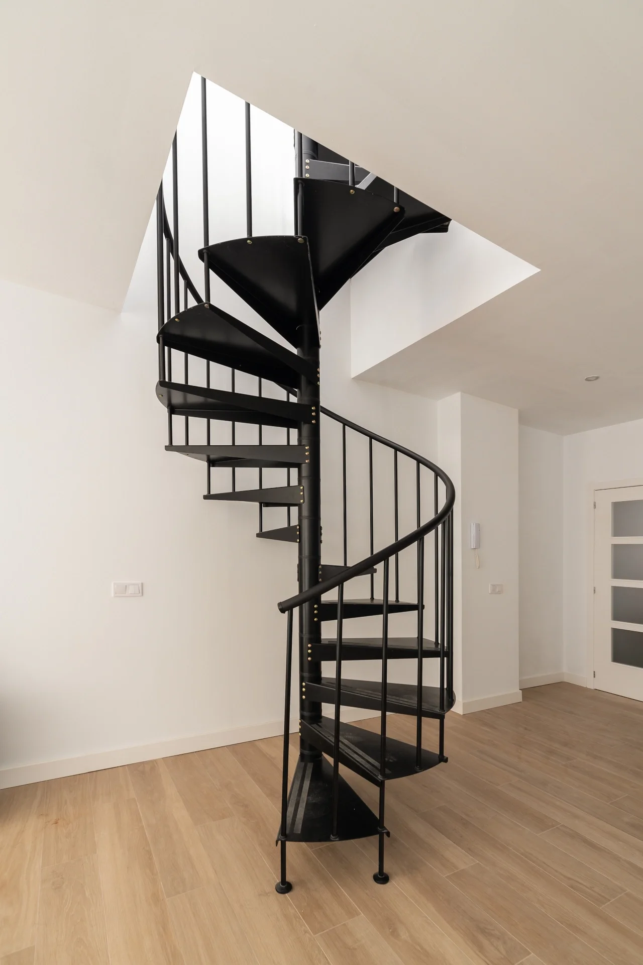 esvibar-arquitectes-casa-seco-interior-escalera-sofisticada-vivienda-rehabilitacion-integral-vilareal-castellon-01.webp