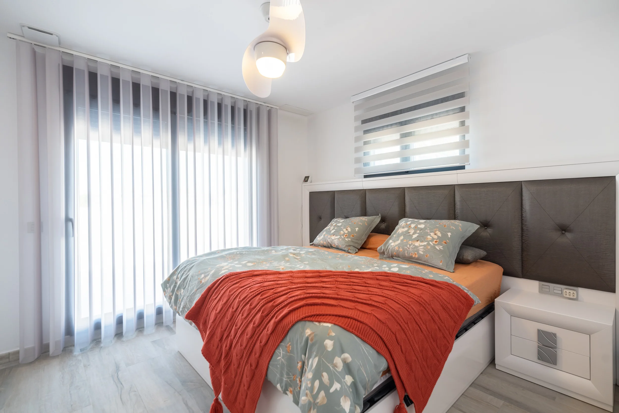 esvibar-arquitectes-villa-luca-dormitorio-principal-minimalista-vivienda-obra-nueva-castellon.webp