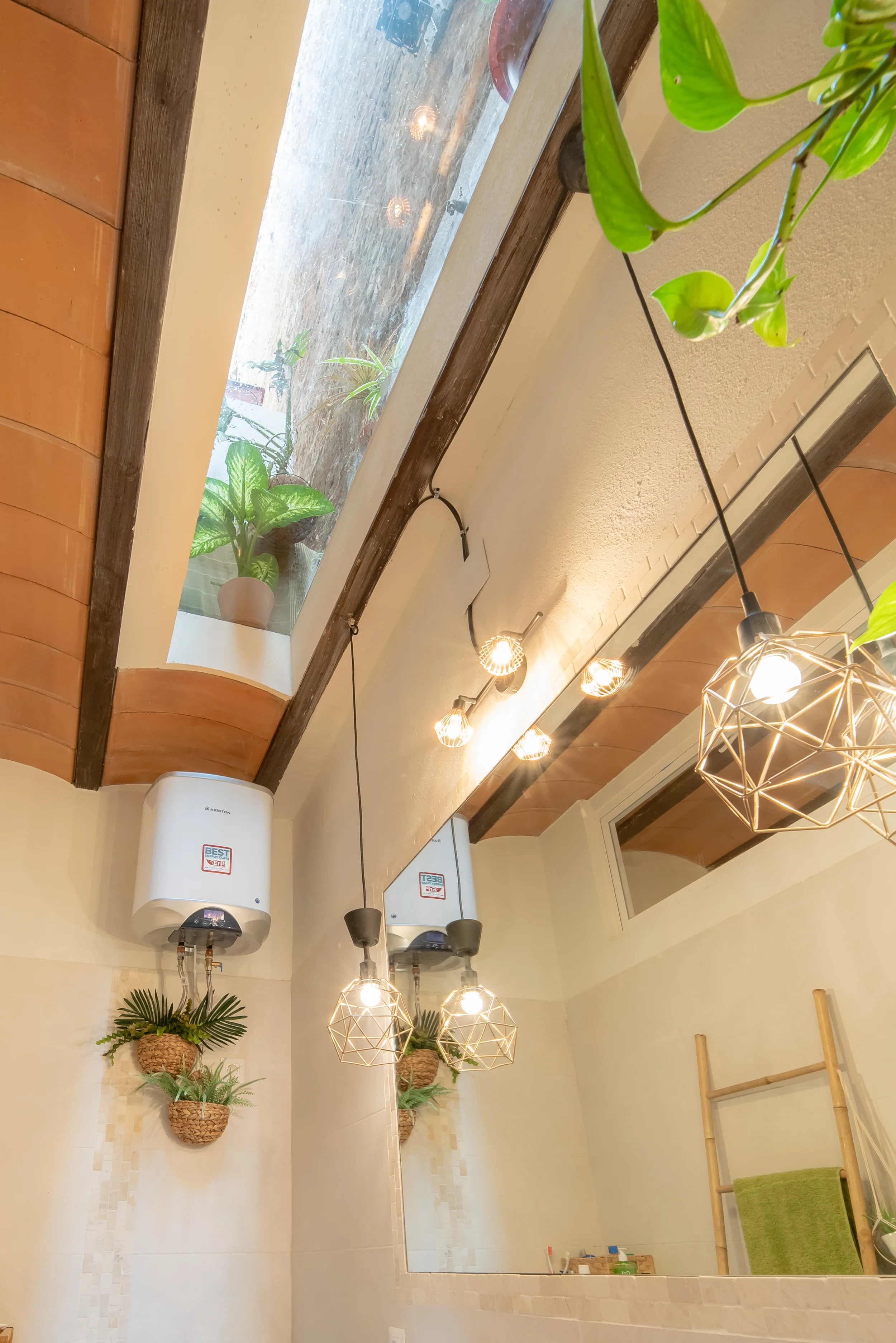 esvibar-arquitectes-lepanto-baño-claraboya-luminoso-reforma-vivienda-castellon