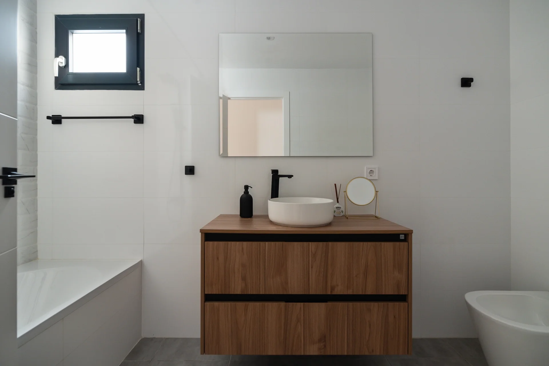 esvibar-arquitectes-casa-seco-baño-mueble-baño-rustico-vivienda-rehabilitacion-integral-vilareal-castellon.webp