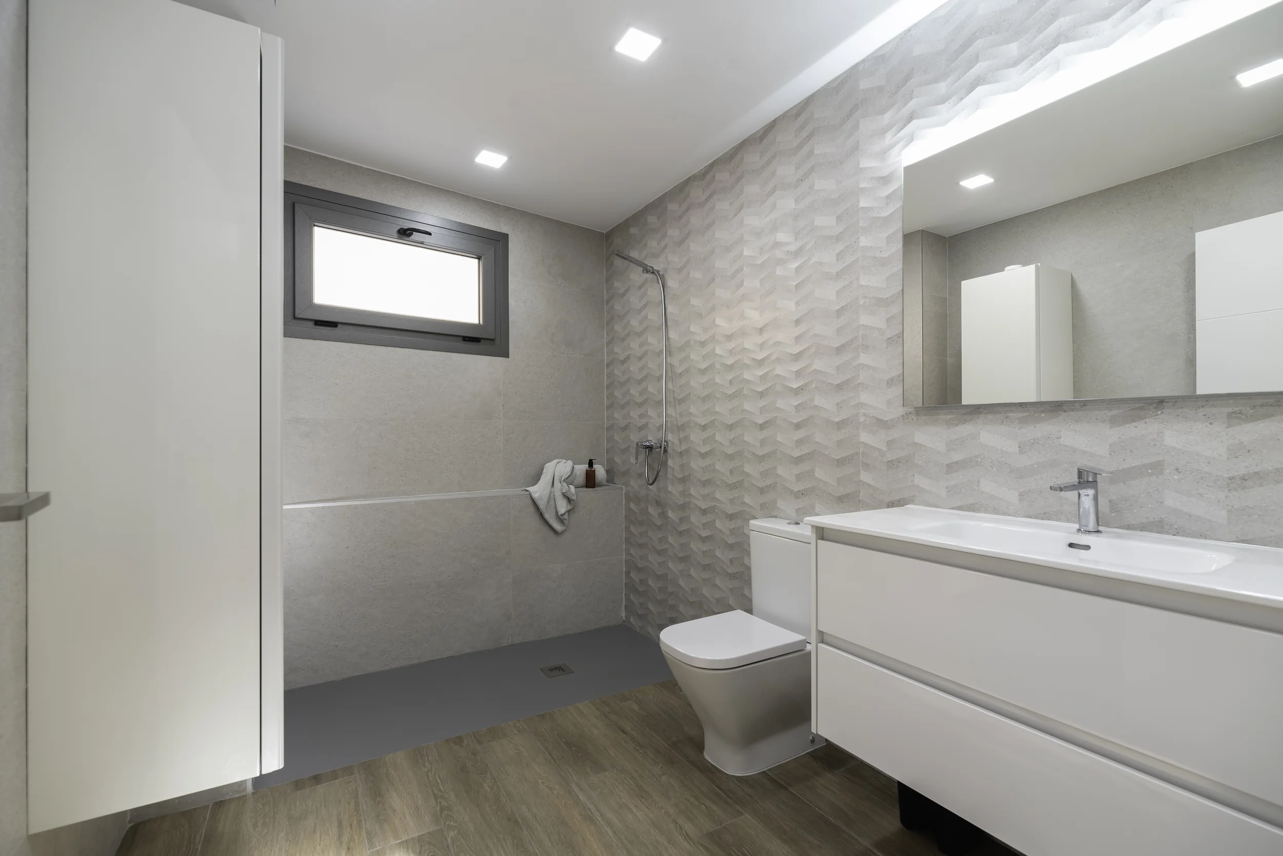 esvibar-arquitectes-grey-crest-baño-principal-actual-vivienda-reforma-integral-vilareal-castellon.webp