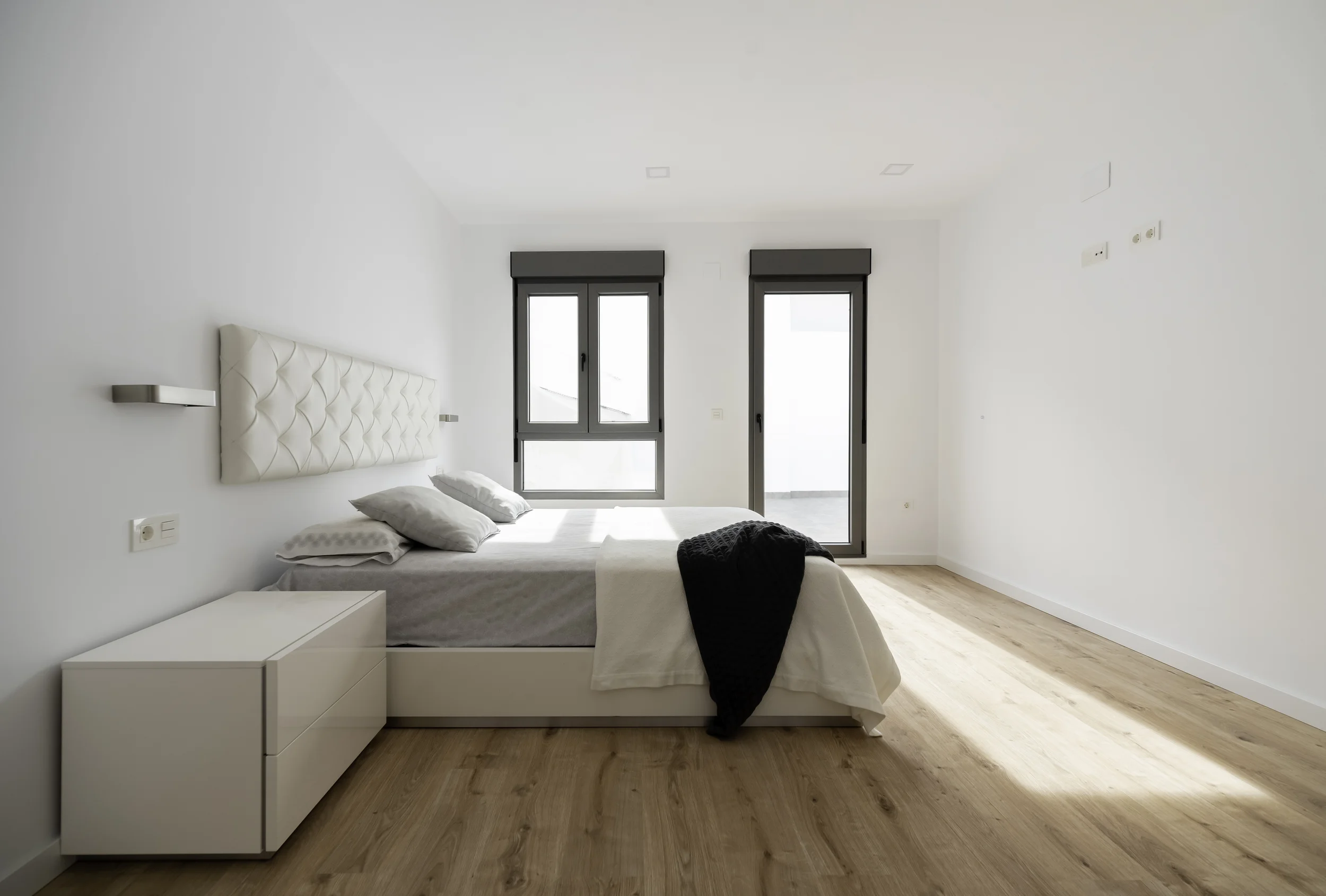esvibar-arquitectes-grey-crest-dormitorio-principal-luminoso-vivienda-reforma-integral-vilareal-castellon.webp
